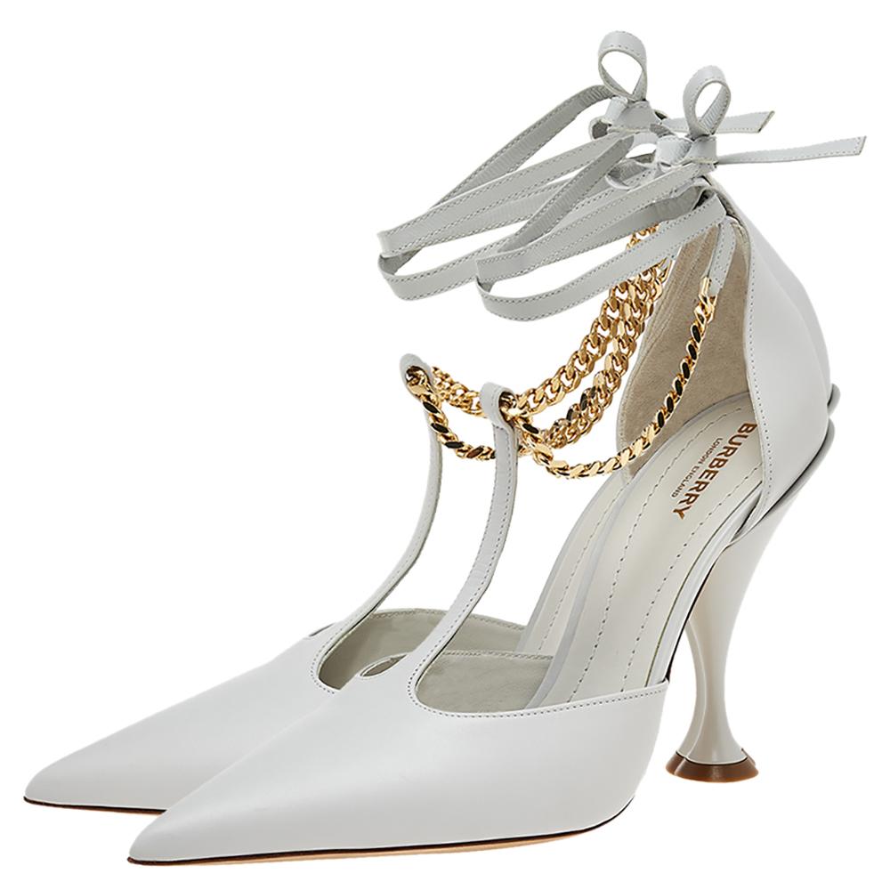 Burberry - Pumps con cinturino alla caviglia con catena Welton in pelle grigia di ciottoli misura 37,5 2