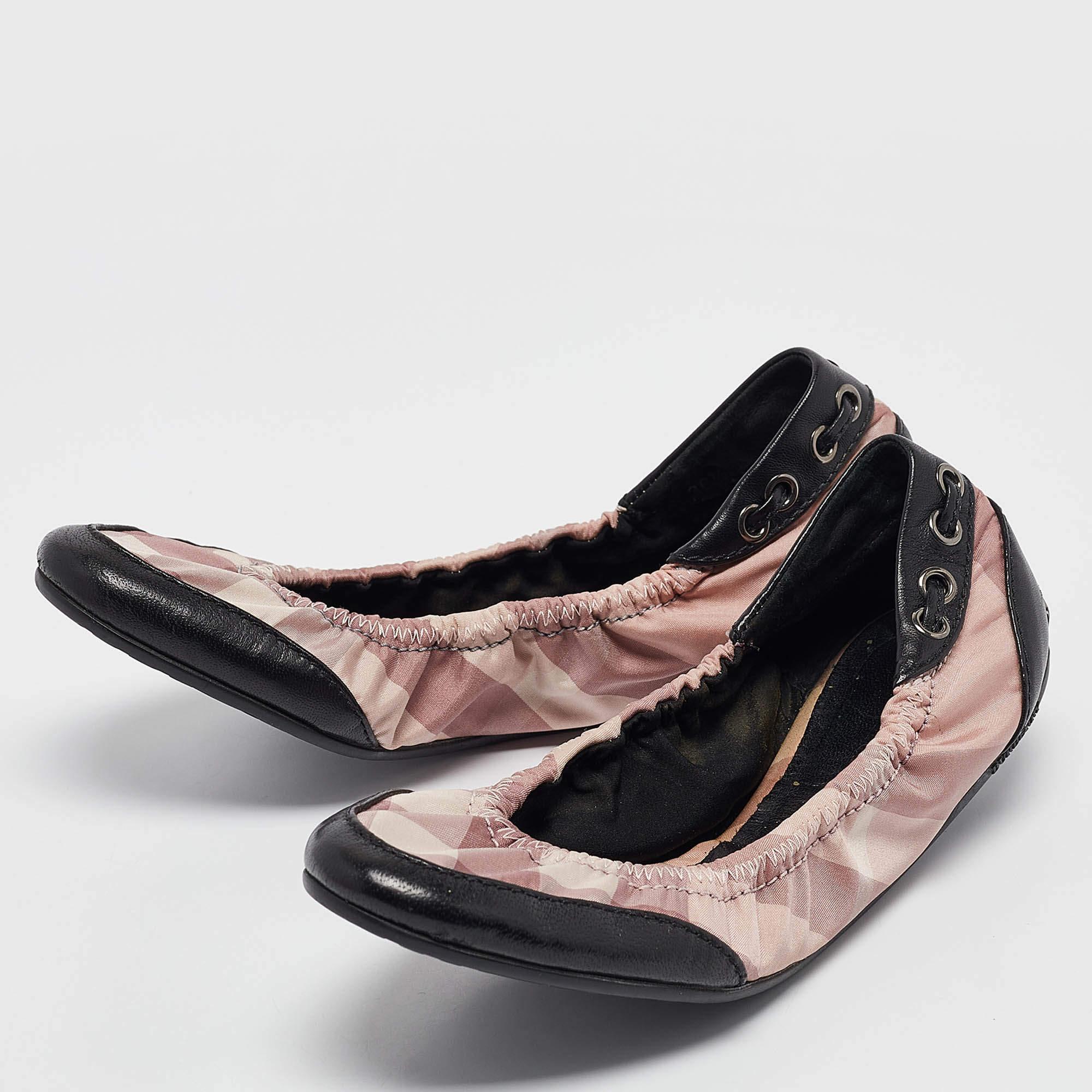 Queste ballerine rosa/nere di Burberry ti coprono per tutto il giorno. Hanno un design di classe.  e sono perfetti per i piedi.