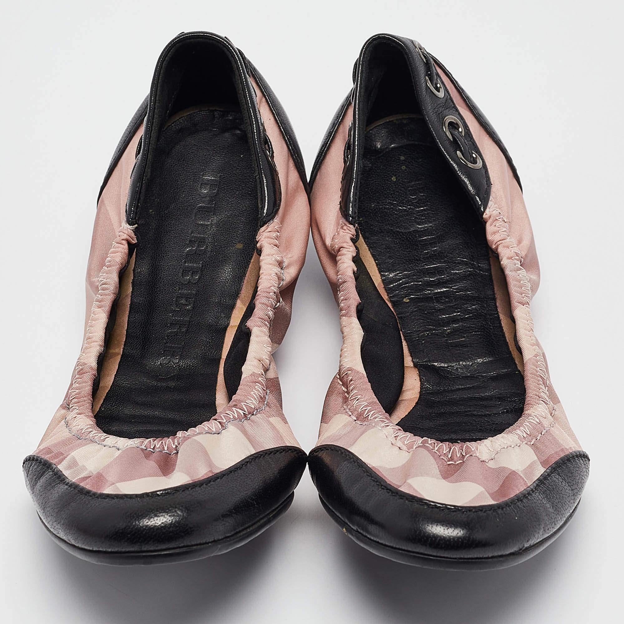 Marrone Burberry Rosa/Nero Check in tessuto e pelle, Ballerine Scrunch Taglia 36.5 in vendita
