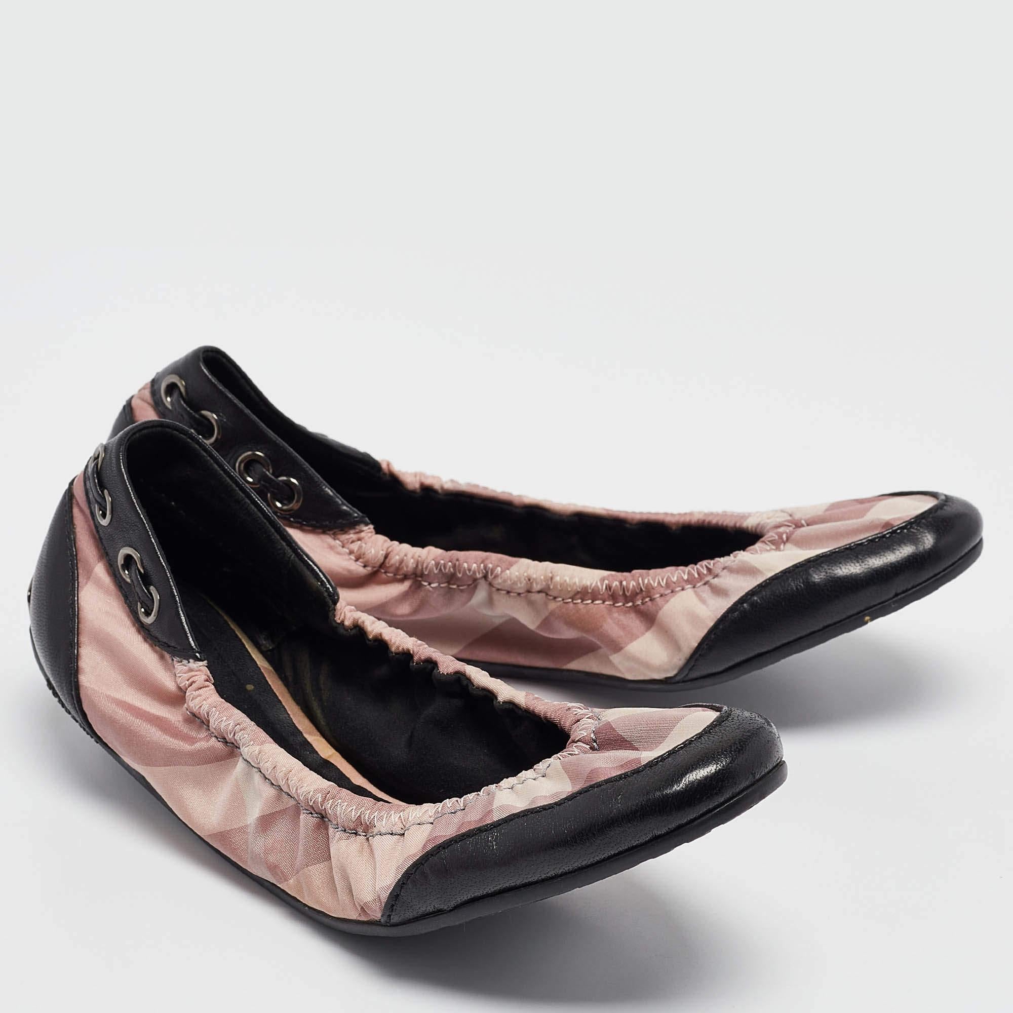 Burberry Rosa/Nero Check in tessuto e pelle, Ballerine Scrunch Taglia 36.5 In condizioni buone in vendita a Dubai, Al Qouz 2