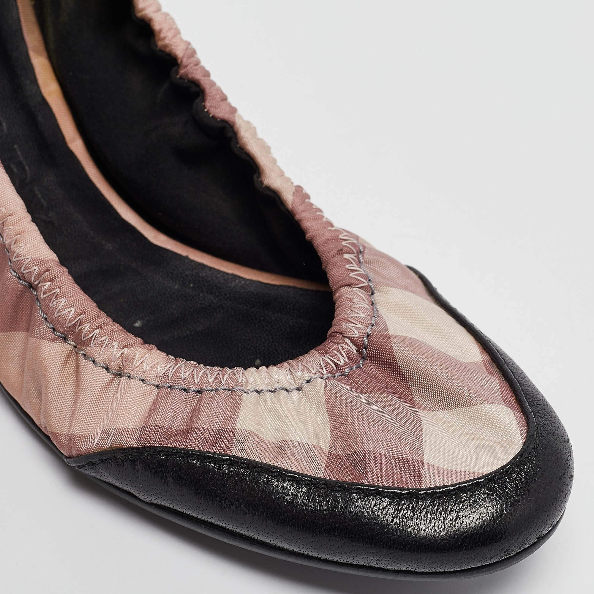 Burberry Rosa/Nero Check in tessuto e pelle, Ballerine Scrunch Taglia 36.5 in vendita 2