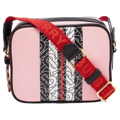 Burberry Kameratasche aus Nylon und Leder mit TB-Druck in Rosa/Schwarz