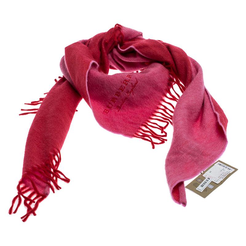 Beautifully cut from cashmere, this Burberry scarf features a gorgeous pink shade all over. It is finished with fringed trims on the edges and the brand label embroidery. Make this triangle-shaped scarf yours today, and flaunt it like a