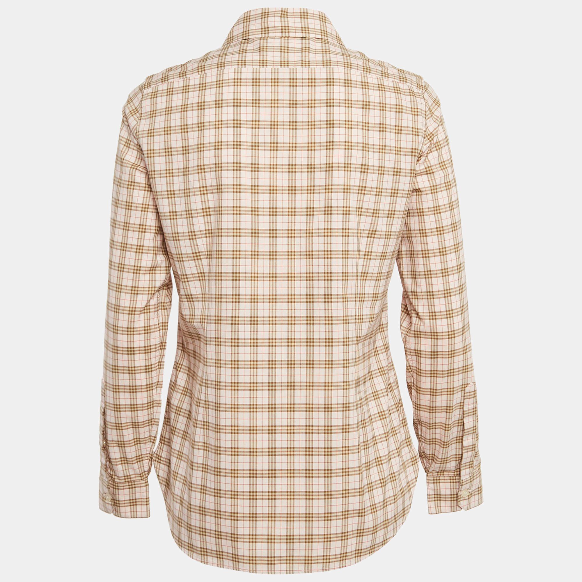 Las camisas son una parte indispensable de un armario, así que esta marca te trae una creación tan versátil como elegante. Se ha confeccionado con material de calidad en un tono versátil. La camiseta está detallada con elementos de la firma y un