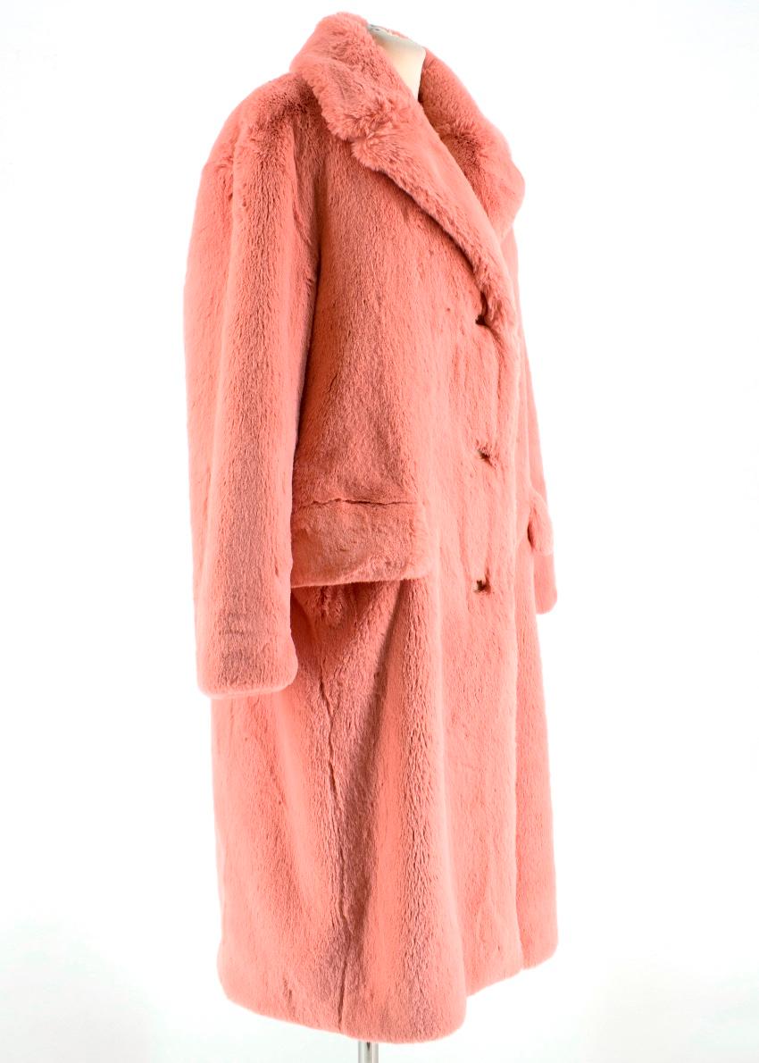 Burberry - Pink faux fur coat

- single breasted - large flap pockets - buttoned front - large fit - classic Burberry pattern lining 

Please note, these items are pre-owned and may show signs of being stored even when unworn and unused. This is