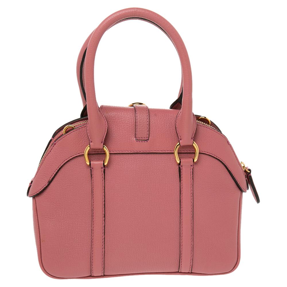 This Milverton satchel comes from the house of Burberry and exudes the label's refined aesthetics. Crafted from high-quality leather, it flaunts a pink shade. It has dual handles, a front buckle strap detailing, a top zip closure, and a well-sized