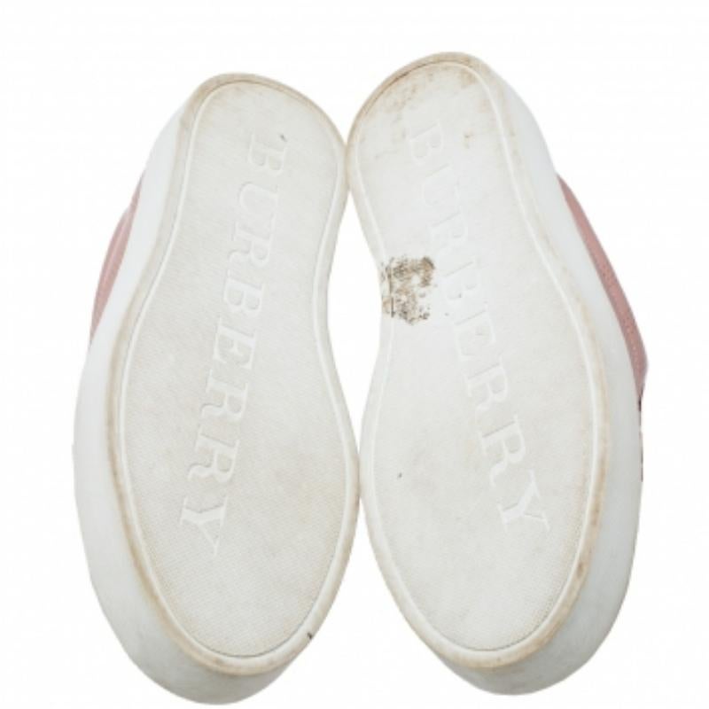 Burberry Pink Perforated Leather Westford Low Top Sneakers Size 38.5 In Good Condition For Sale In Dubai, Al Qouz 2