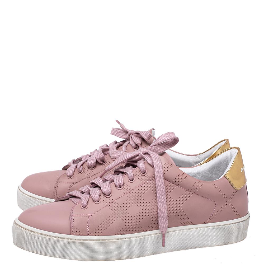 Burberry Pink Perforated Leather Westford Low Top Sneakers Size 38.5 In Good Condition For Sale In Dubai, Al Qouz 2
