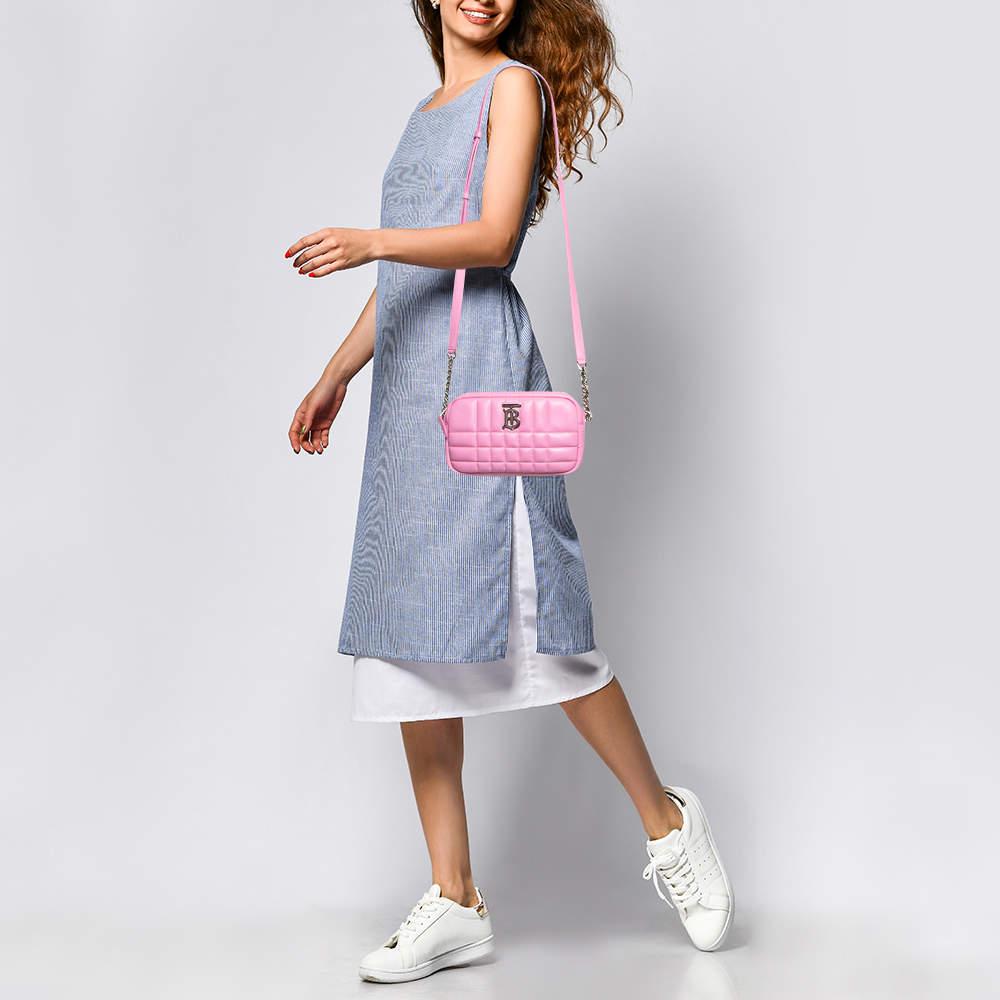 Un'altra meraviglia disegnata da Ricardo Tisci per Burberry, Lola, è considerata la sorella minore della borsa TB. Prende il nome dall'iconica canzone 