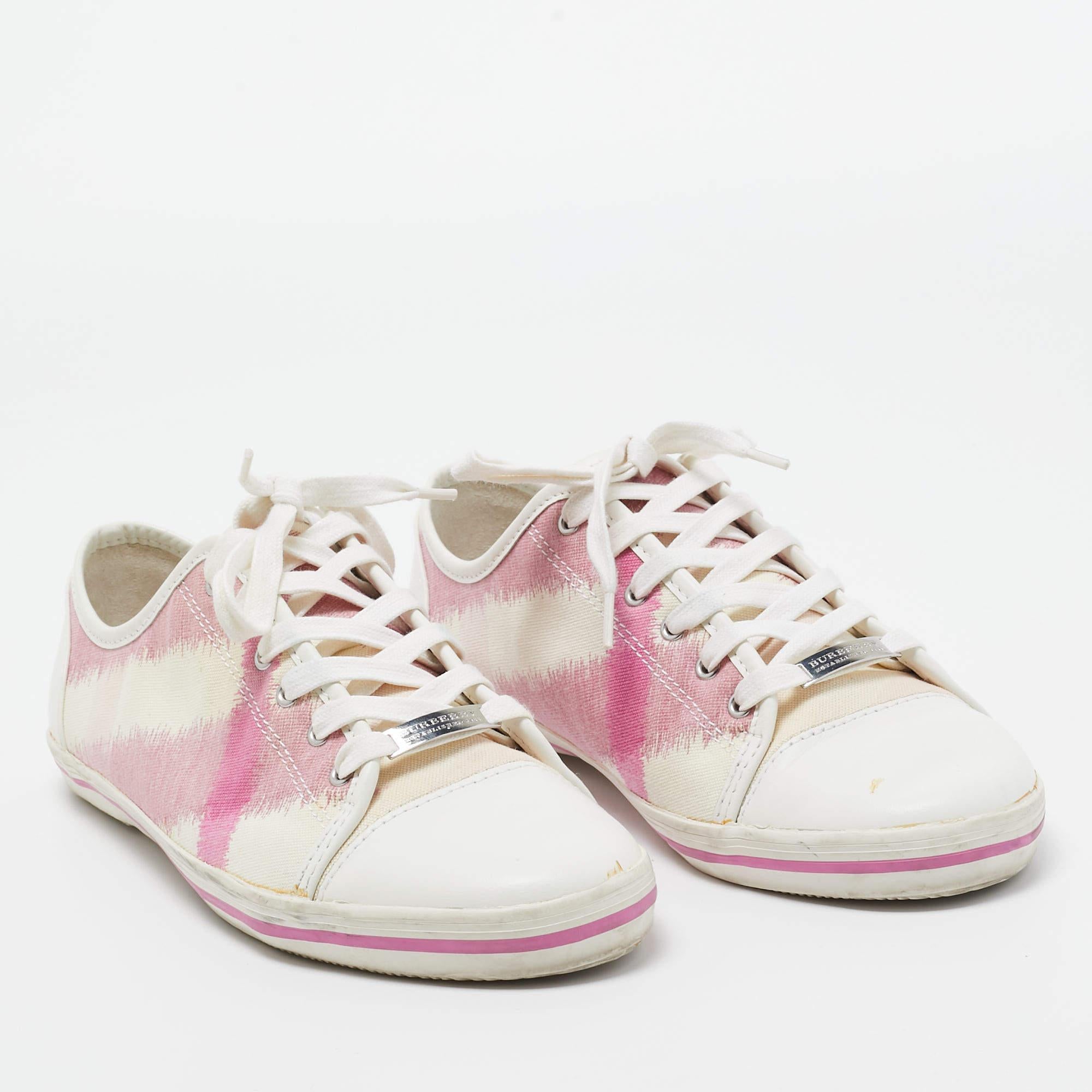 Burberry Pink/White Leather and Canvas Cap Toe Low Top Sneakers Size 41 In Good Condition For Sale In Dubai, Al Qouz 2