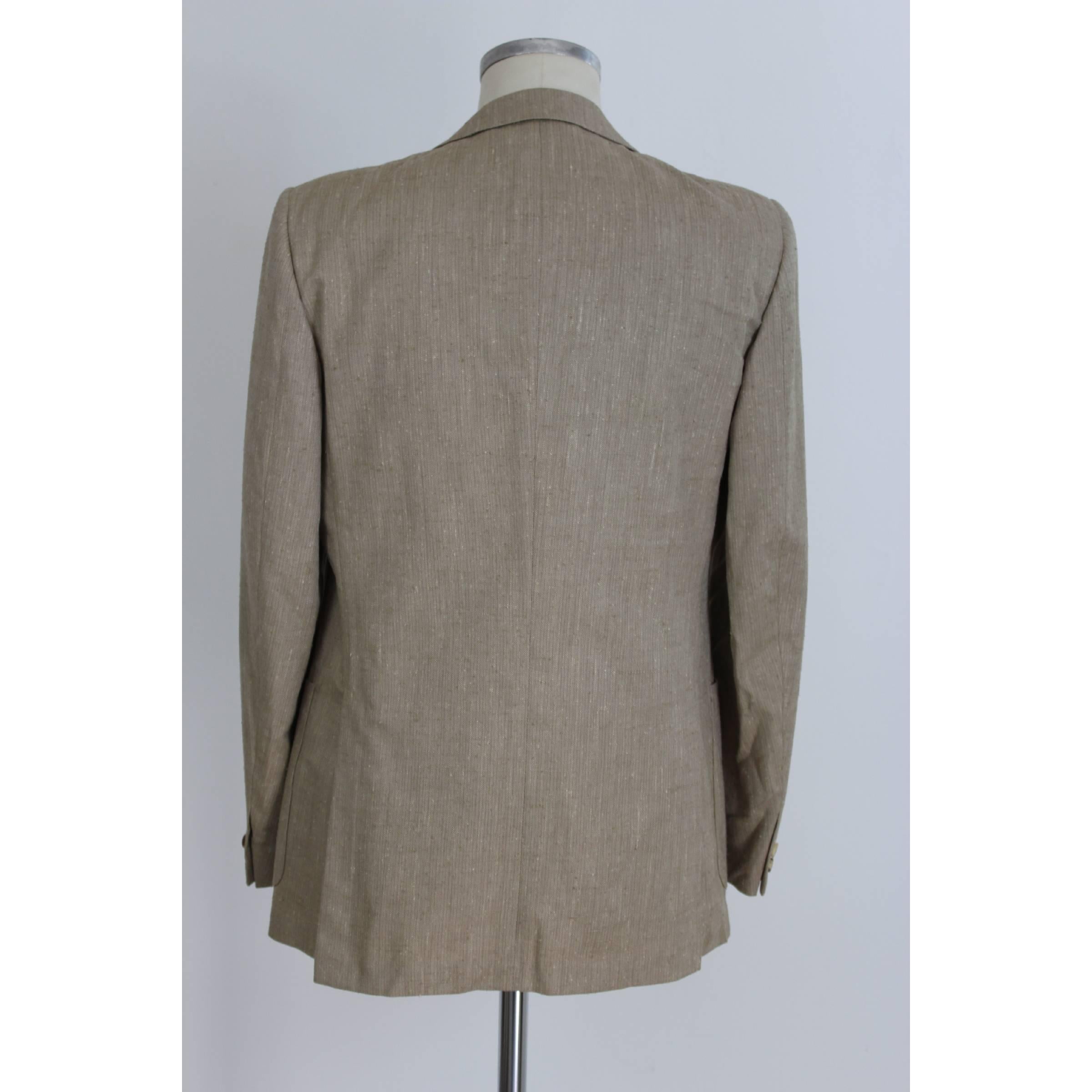 Burberry's men's jacket model beige blazer. Button closure. Completely unlined in wool and silk. Two pockets on the sides and a chest pocket. Made in Italy. New with label.

Size 50 It 40 Us 40 Uk

Shoulders: 50 cm
Chest / bust: 52 cm
Sleeves: 62