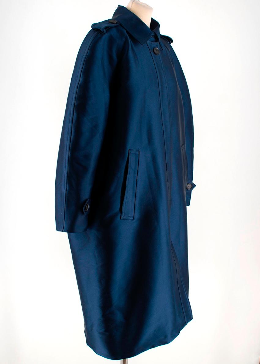 Burberry prorsum blue satin trench coat. RRP £1195

- long sleeve 
- fully lined 
- button up fastening
- button cuff and shoulder detail 
- two faux pockets on the side

- silk blend 

Please note, these items are pre-owned and may show signs of