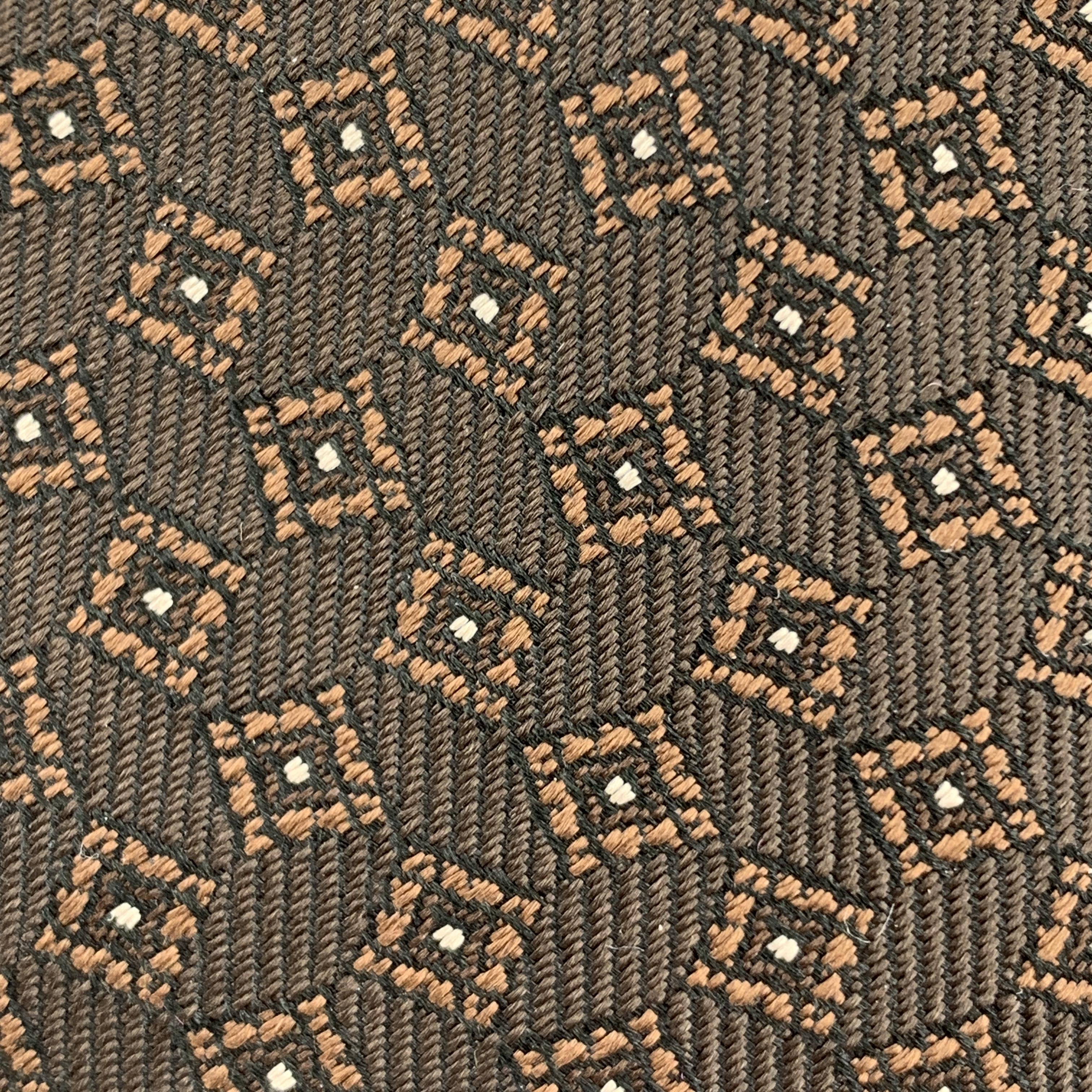 BURBERRY PRORSUM skinny tie comes in brown silk twill with all over copper textured square print. Made in Italy.

Excellent Pre-Owned Condition.

Width: 2 in.