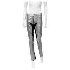 Burberry Prorsum by Christopher Bailey S/S 2011 Pantalones moteros plateados de piel