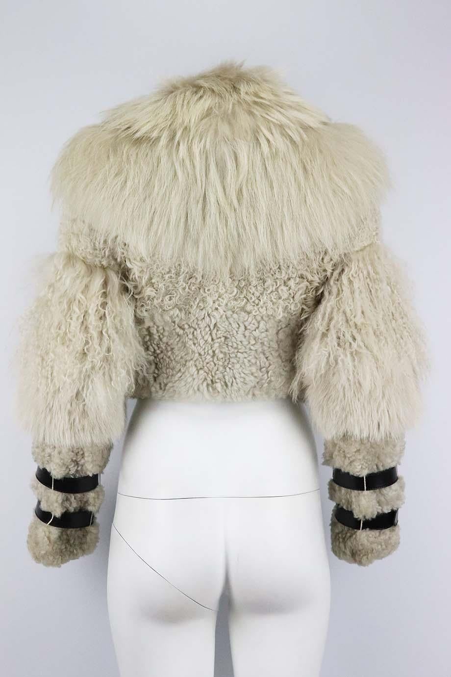 Cette veste courte de Burberry Prorsum a été impeccablement confectionnée en Italie en fourrure de raton laveur et en shearling avec des bordures en cuir, ses détails en cuir et ses revers surdimensionnés sont un clin d'œil aux styles motards.
