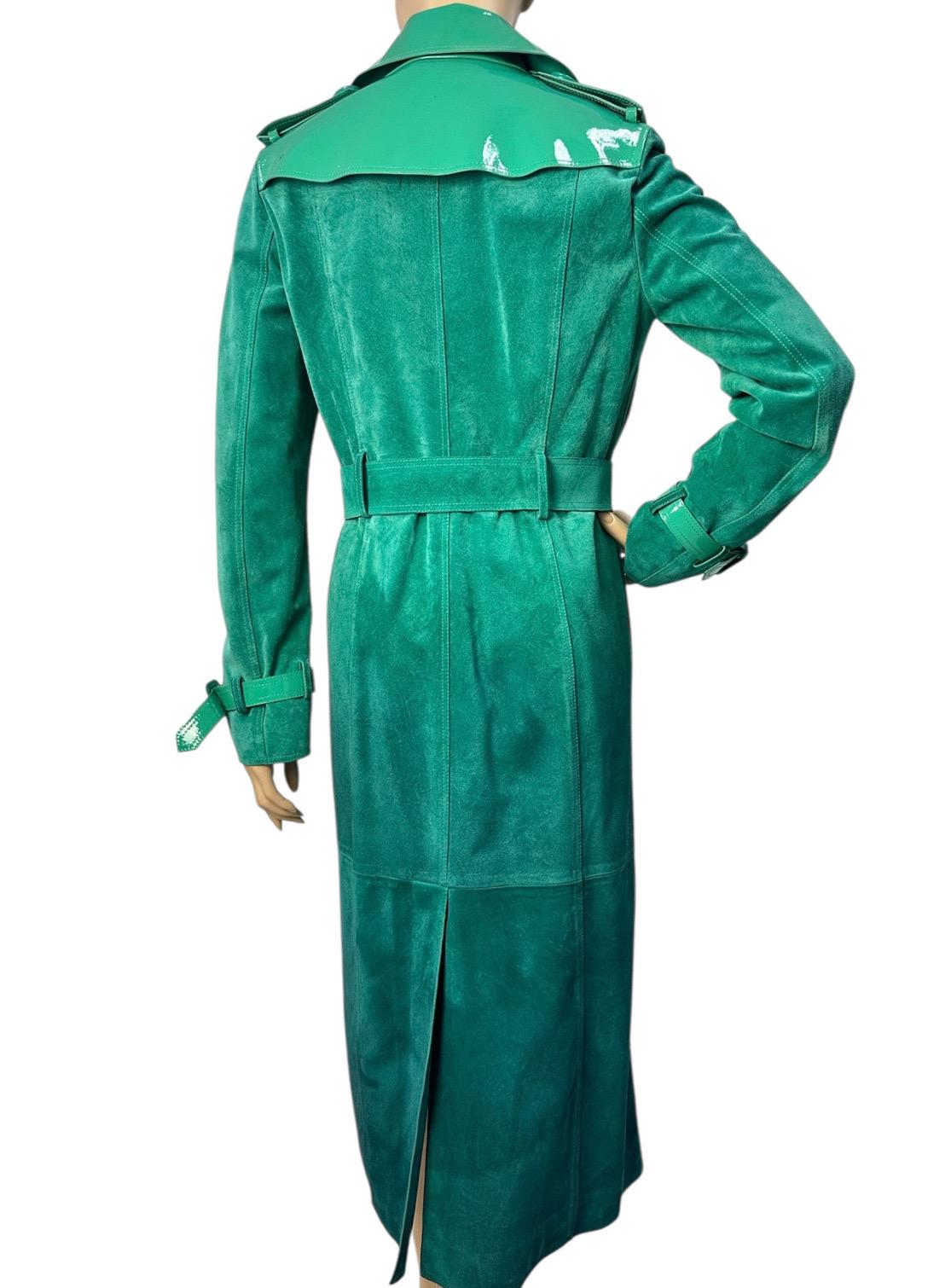 Sortez en beauté avec ce superbe Coates en daim Dégradé de Burberry Prorsum ! Ce trench ombré sarcelle présente un daim luxueux, des garnitures en cuir verni et des épaulettes chics. 

Avec ses manches longues, ses deux poches et sa ceinture