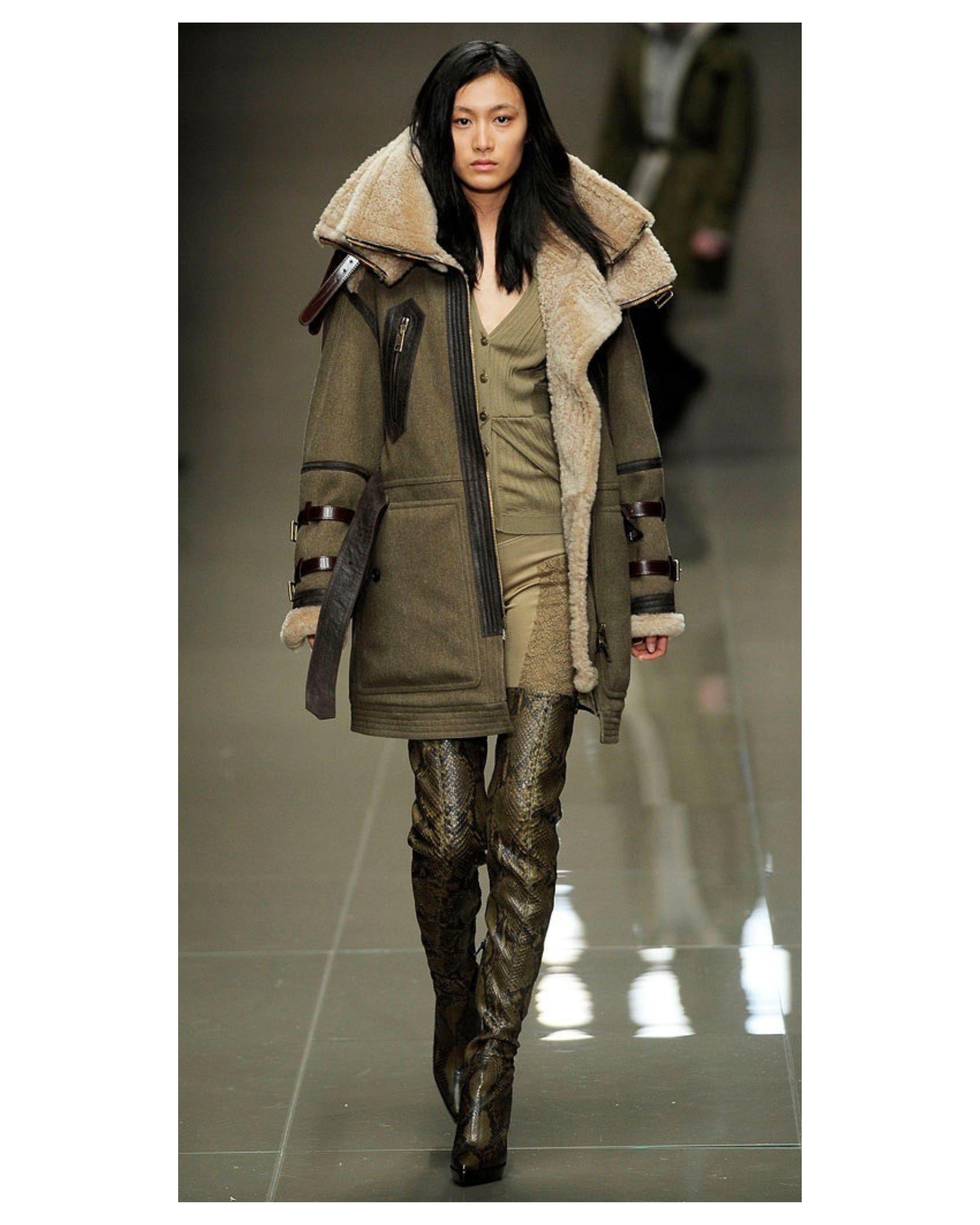 Unglaublich seltener Burberry Prorsum Shearling-Mantel des berühmten Kreativdirektors Christopher Bailey. Dieser Mantel im Militärstil stammt aus der Herbst-Winter-Kollektion 2010 von Burberry und war in der Herbst-Winter-Kampagne 2010 zu