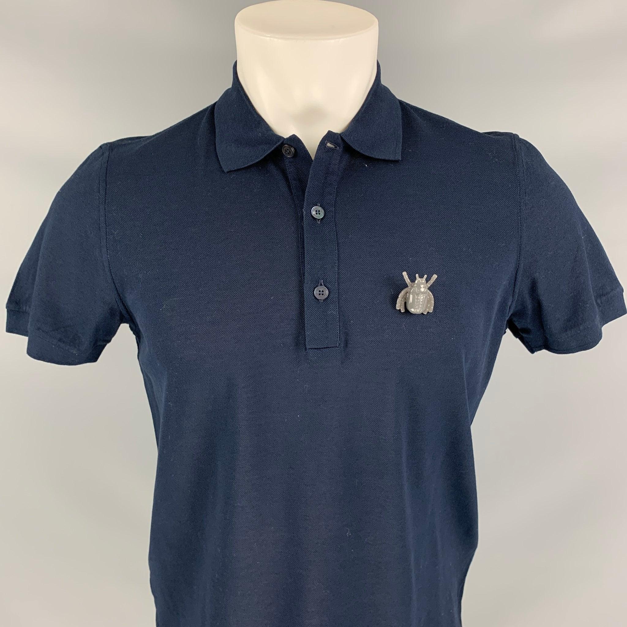 BURBERRY PRORSUM Fall 2015 polo comes in a navy cotton featuring a bug pin, spread collar, short sleeves, and a half buttoned closure.Very Good
Pre-Owned Condition. 

Marked:   M 

Measurements: 
 
Shoulder:
16.5 inches  Chest: 40 inches  Sleeve: 8