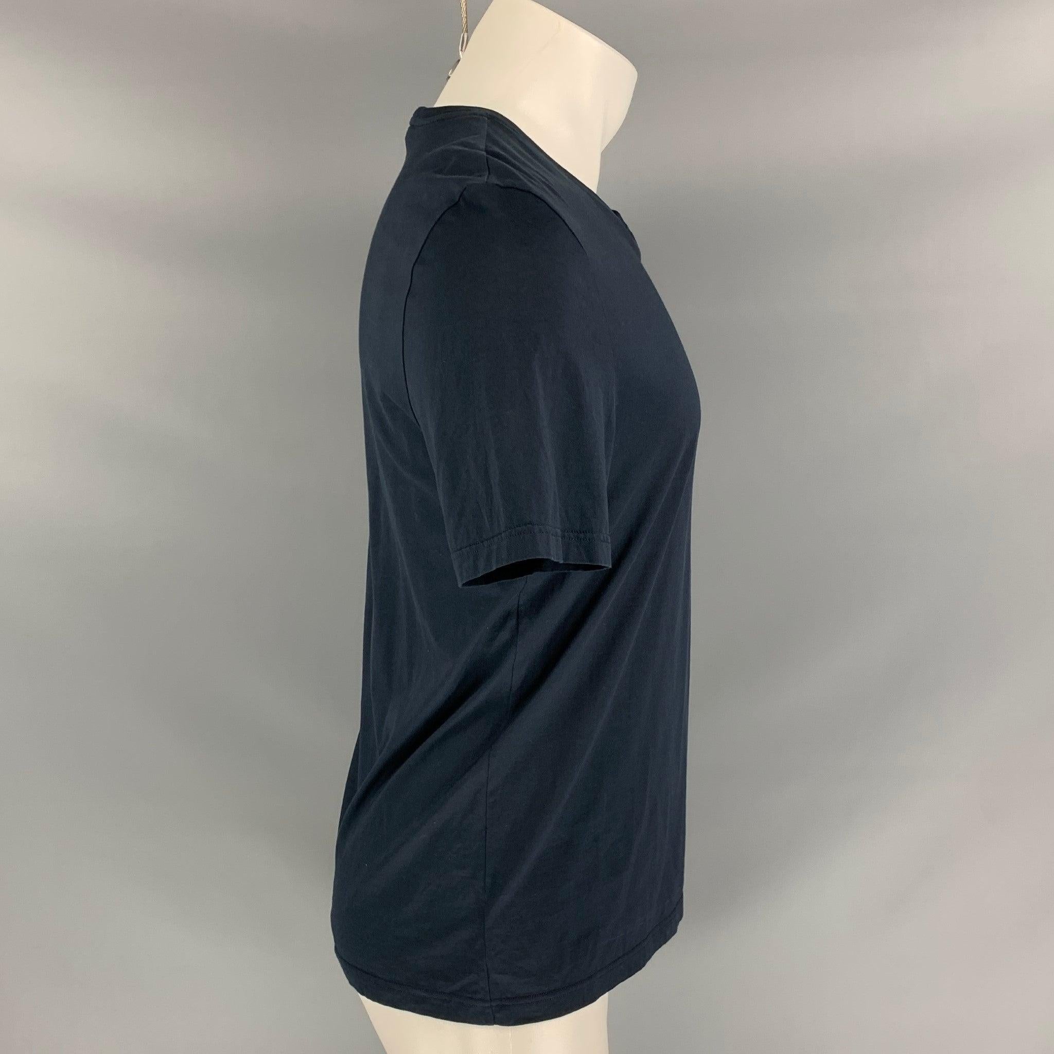 Le t-shirt PRORSUM Fall 2016 de Burberry est décliné en coton marine et sarcelle et présente une poche miroir Rajastani ainsi qu'un col ras-du-cou. Fabriquées en Italie. Très bien
Etat d'occasion. 

Marqué :   S 

Mesures : 
 
Épaule : 18 pouces 