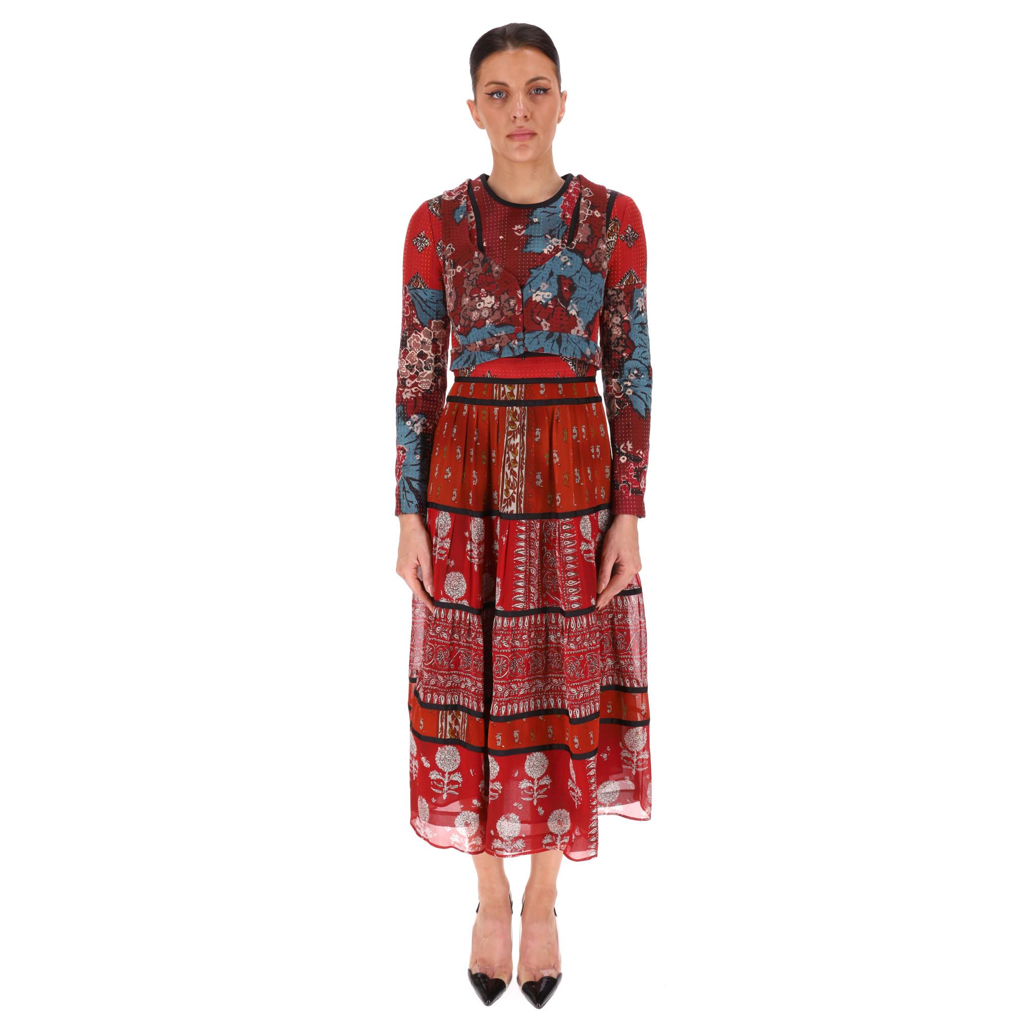 Burberry Prorsum - Vestito in seta patchwork con motivi multipli

Abito rosso interamente realizzato in seta e impreziosito da una stampa mista floreale e geometrica di ispirazione bohémien nelle tonalità del blu, del nero e del bianco.

Con un