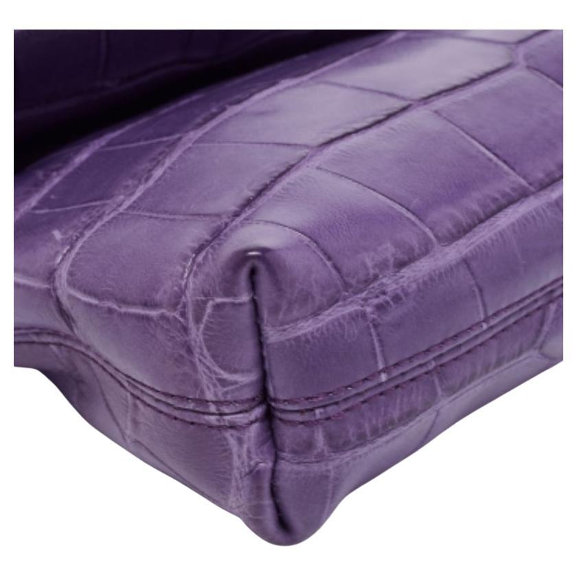 Certains jours, il suffit d'une pochette remarquable pour créer un look gagnant, comme cette création de Burberry Prorsum. Il possède un extérieur en peluche recouvert de cuir de crocodile et une fermeture à glissière révélant suffisamment d'espace