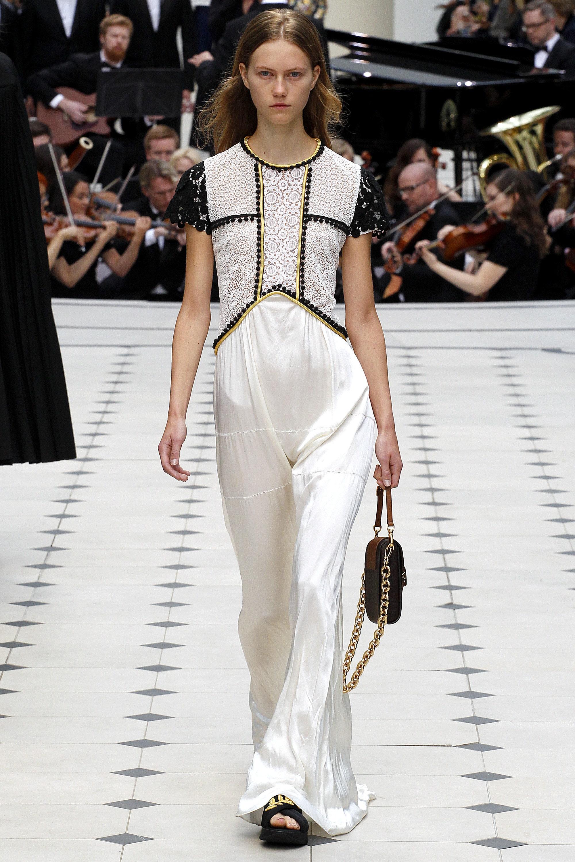 BURBERRY Prorsum S/S 2016 Criss Cross Embroidered Black Gold Adjustable Sandals For Sale 8
