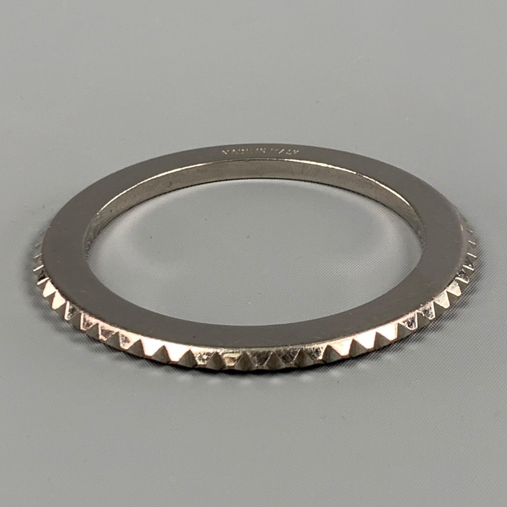 BURBERRY PRORSUM by Christopher Bailey bracelet comes in a silver tone metal featuring a narrow spike design and a bangle style. Made in Italy. 

Very Good Pre-Owned Condition.

Fits: 6.5 cm. 