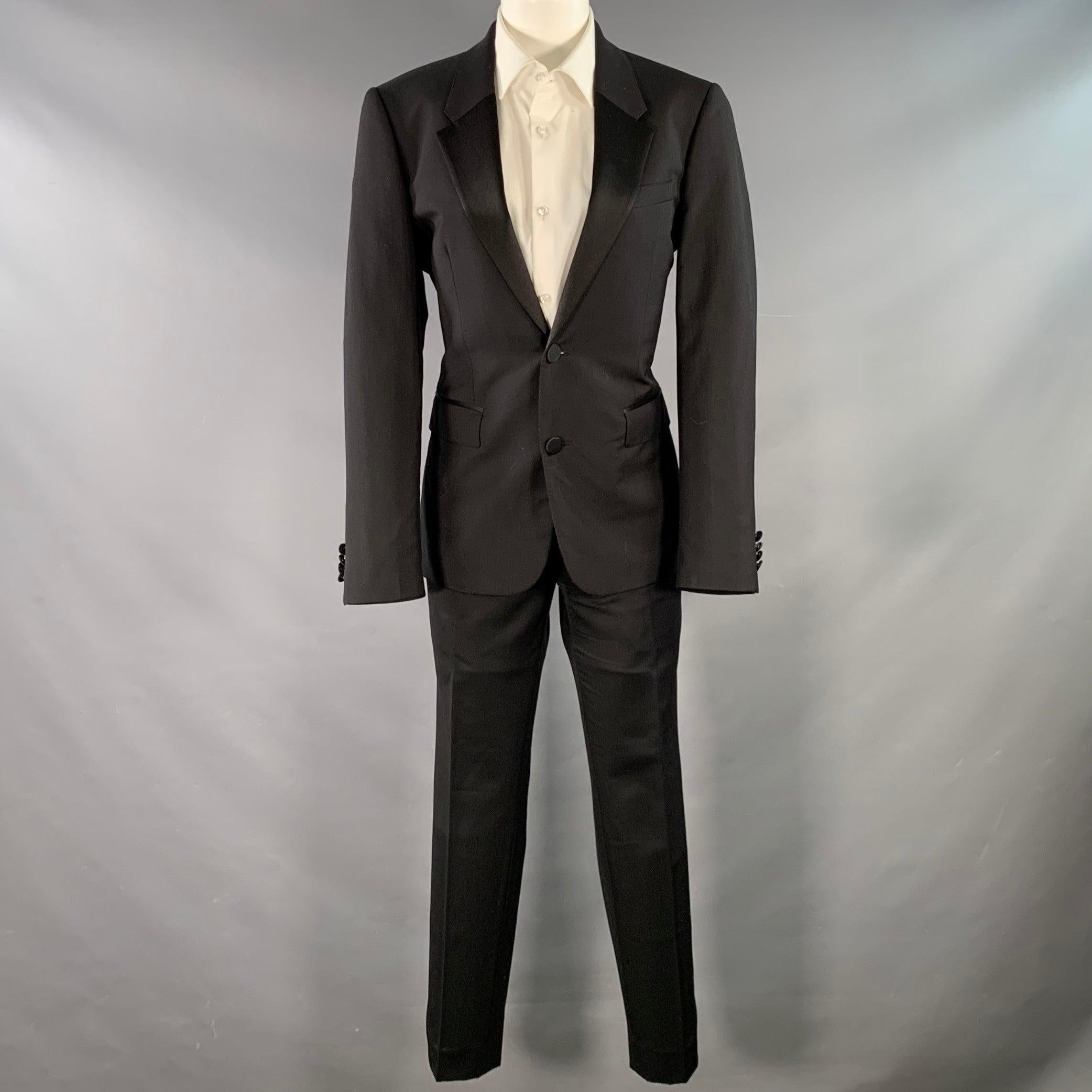 Costume PRORSUM de Burberry
en laine mohair noire mélangée avec une doublure complète et comprend un manteau de sport à un seul boutonnage avec revers à cran en satin et un pantalon assorti à devant plat.Très bon état d'occasion.  

Marqué :   IT 46
