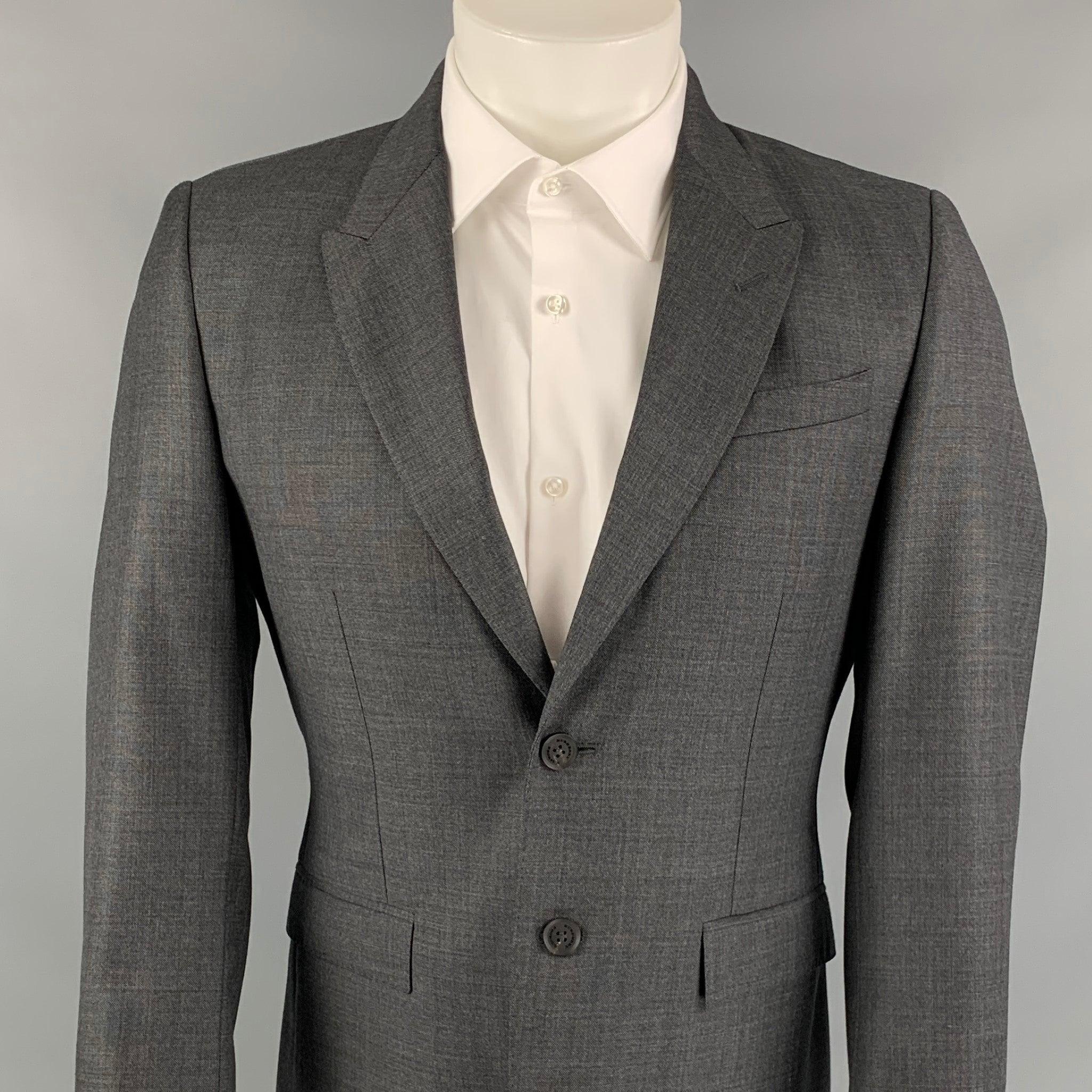 BURBERRY PRORSUM Sportmantel in Schiefergrau mit Monogrammen, schmaler Passform, Revers, Pattentaschen, doppeltem Rückenschlitz und Zweiknopfverschluss. Hergestellt in Italien.
Ausgezeichnet
Gebrauchtes Zustand.  

Markiert:   Exklusiv für Ryan