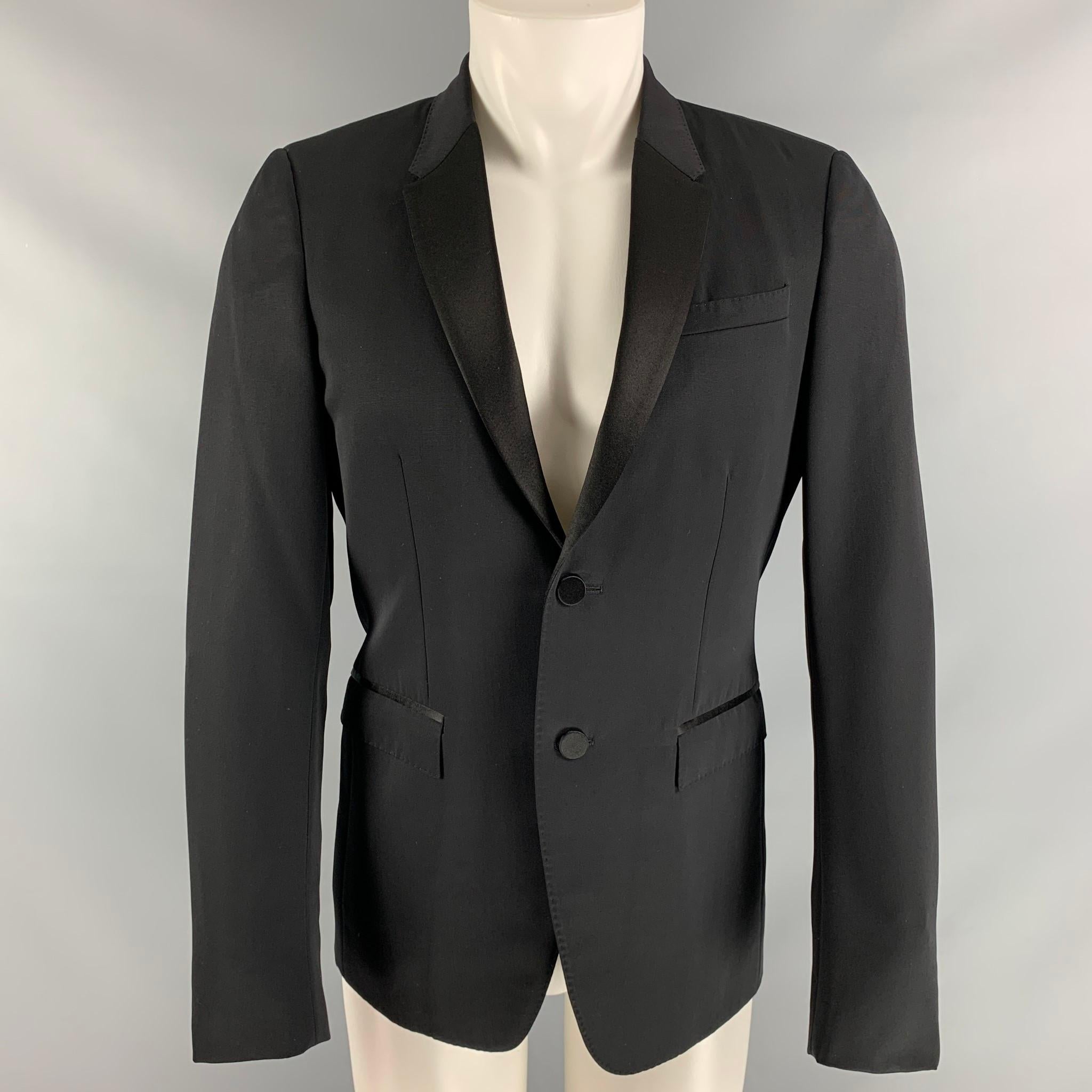 BURBERRY PRORSUM tuxedo sport coat, fully lined comes in a black virgin wool featuring a two button closure, flap pockets and notch lapel. Made in Italy.

Excellent Pre-Owned Condition.
Marked: 48

Measurements:

Shoulder: 16.5 in
Chest: 40