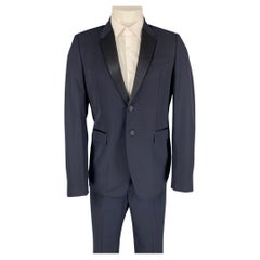 BURBERRY PRORSUM Costume de smoking à revers en laine vierge bleu marine, taille 38