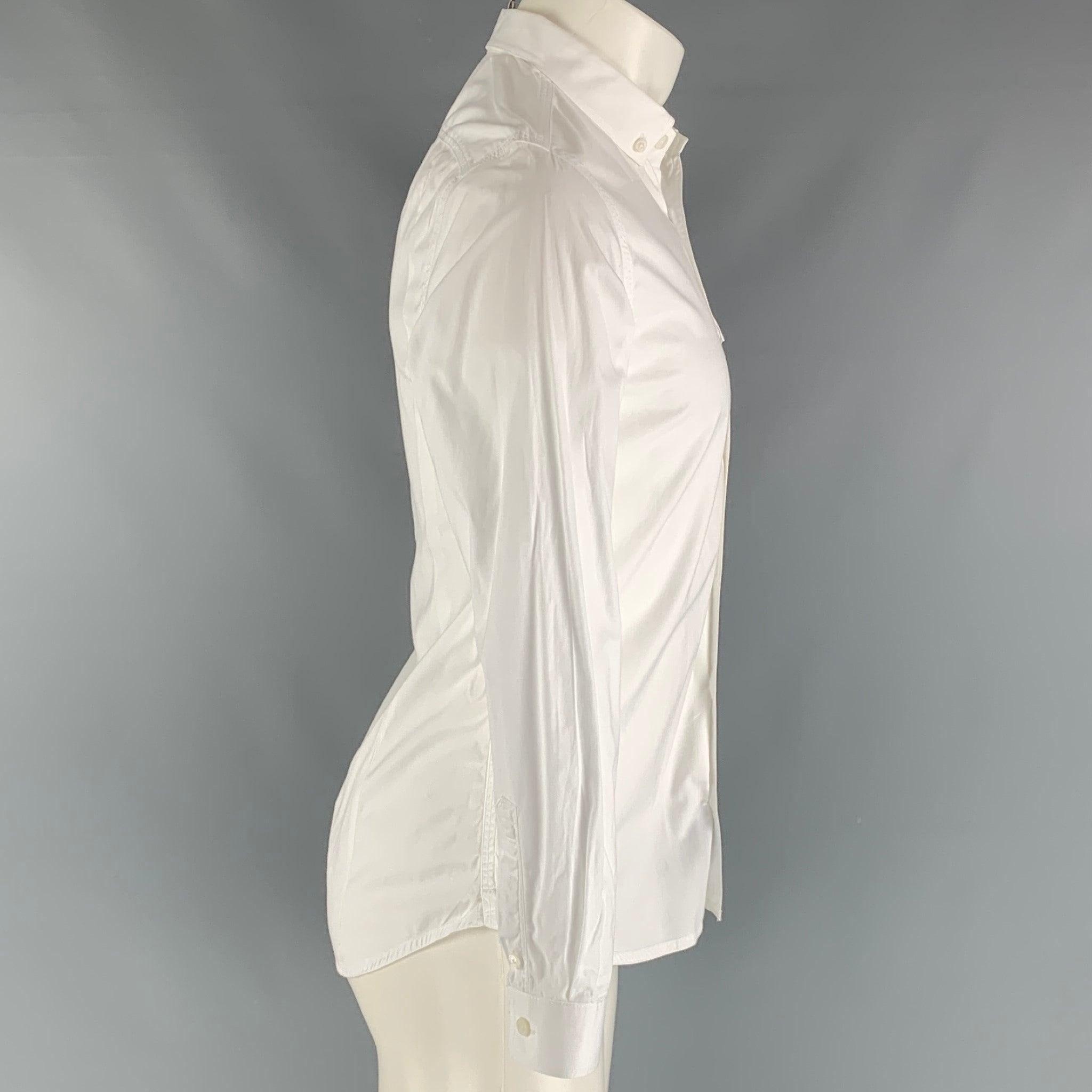 La chemise à manches longues PRORSUM de Burberry est en coton blanc et présente un col boutonné, une poche frontale plaquée à rabat et une fermeture à boutons. Fabriqué en Italie. Très bon état. Petite marque lavable. 

Marqué :   16- 41 

Mesures :