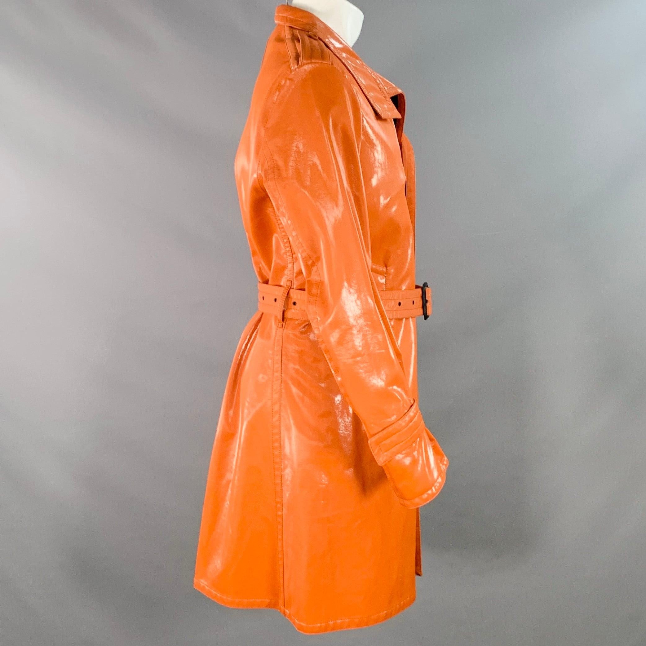 Impermeabile Burberry Prorsum
in tessuto misto polietilene arancione, stile monopetto, due tasche con bottoni e chiusura con gancio e passante con cintura.Eccellente condizione di usato. 

Contrassegnato:   IT 50 

Misure: 
 
Spalla: 18 pollici