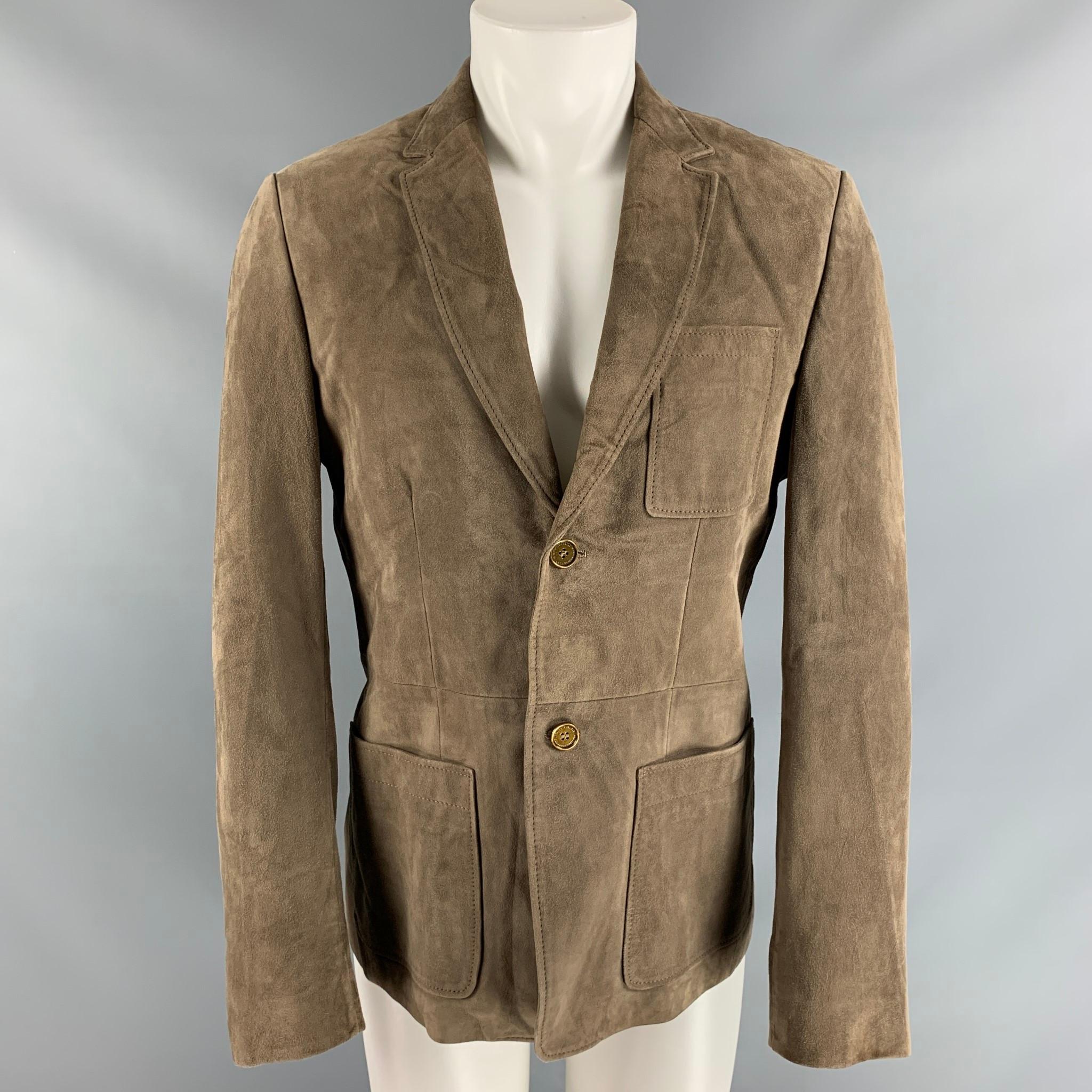 BURBERRY PRORSUM sport coat, fully lined comes in a taupe suede featuring a two button closure, three patch pockets and peak lapel. Made in Italy.

Excellent Pre-Owned Condition.
Marked: 50

Measurements:

Shoulder: 17.5 in
Chest: 42 in
Sleeve: 27
