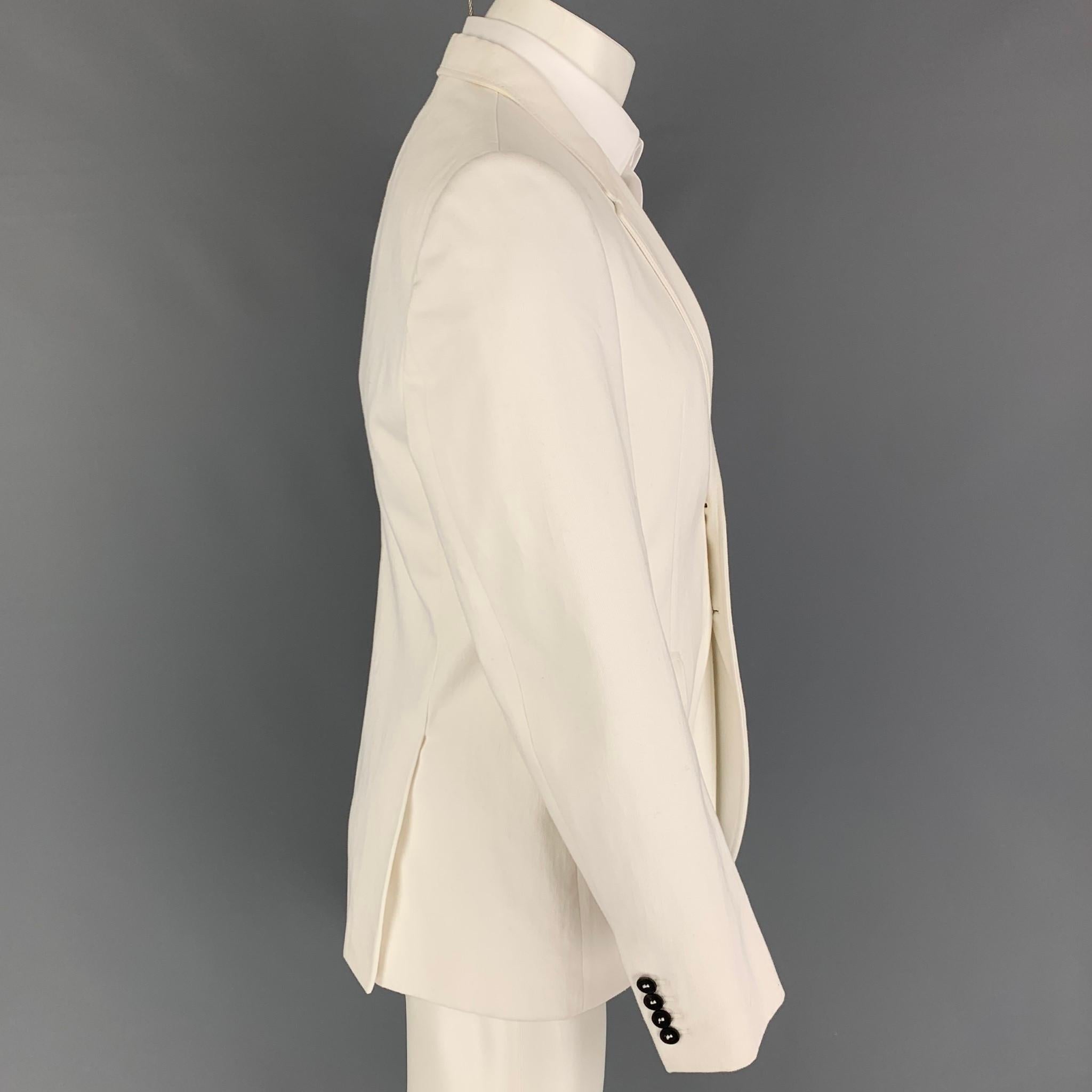 BURBERRY PRORSUM sport coat comes in a white cotton with a full liner featuring a notch lapel, flap pockets, double back vent, and a double button closure. Made in Italy. 

Very Good Pre-Owned Condition.
Marked: 50

Measurements:

Shoulder: 17