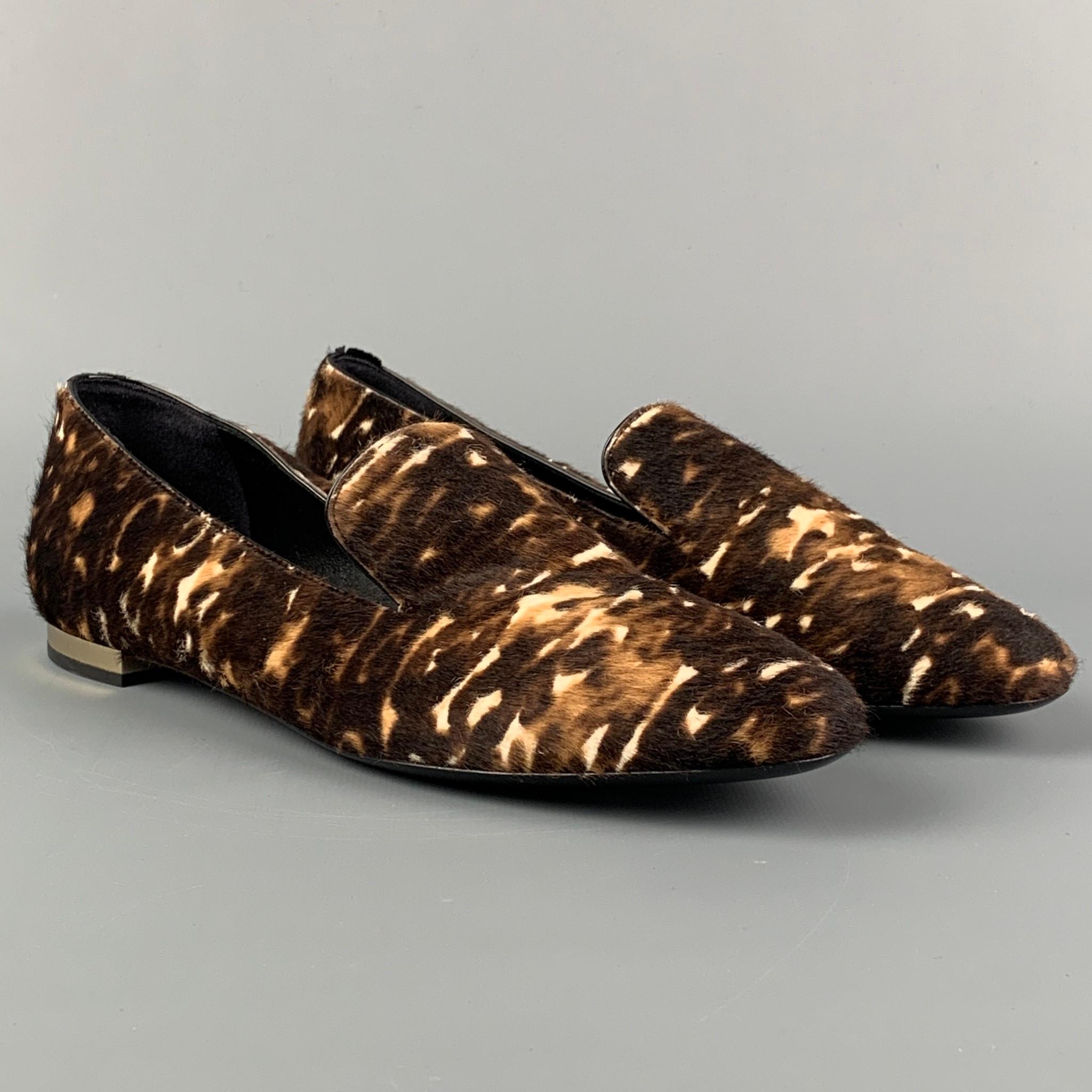 BURBERRY PRORSUM flats comes ni a brown animal print pony hair featuring a gold tone trim and a slip on style. Made in Italy. 

Very Good Pre-Owned Condition.
Marked: 35 C

Outsole: 9.5 in. x 3 in. 