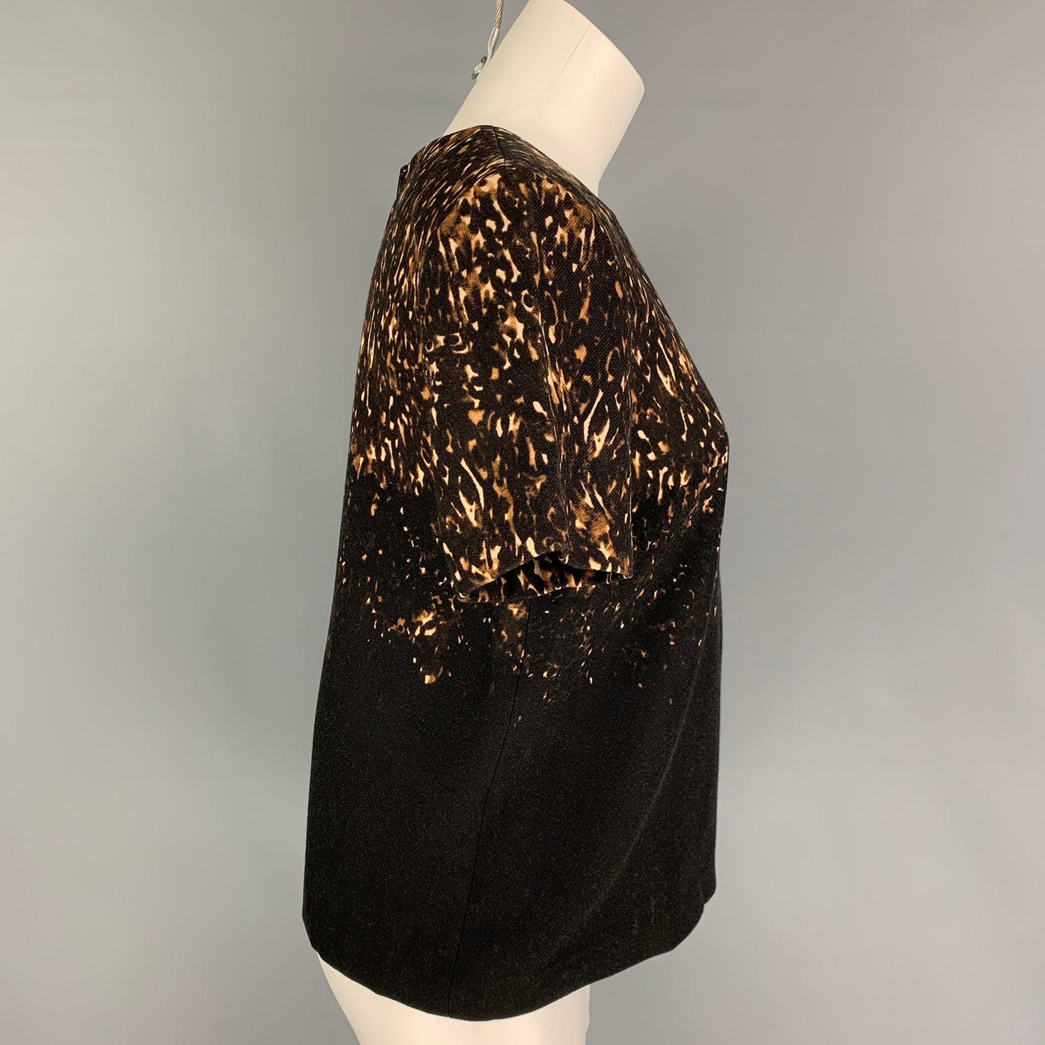 BURBERRY PRORSUM dress top comes in a black & brown print wool featuring short sleeves, crew-neck, and a back zip up closure. Made in Italy.
Very Good
Pre-Owned Condition. 

Marked:   42 

Measurements: 
 
Shoulder: 15 inches Bust: 36 inches 