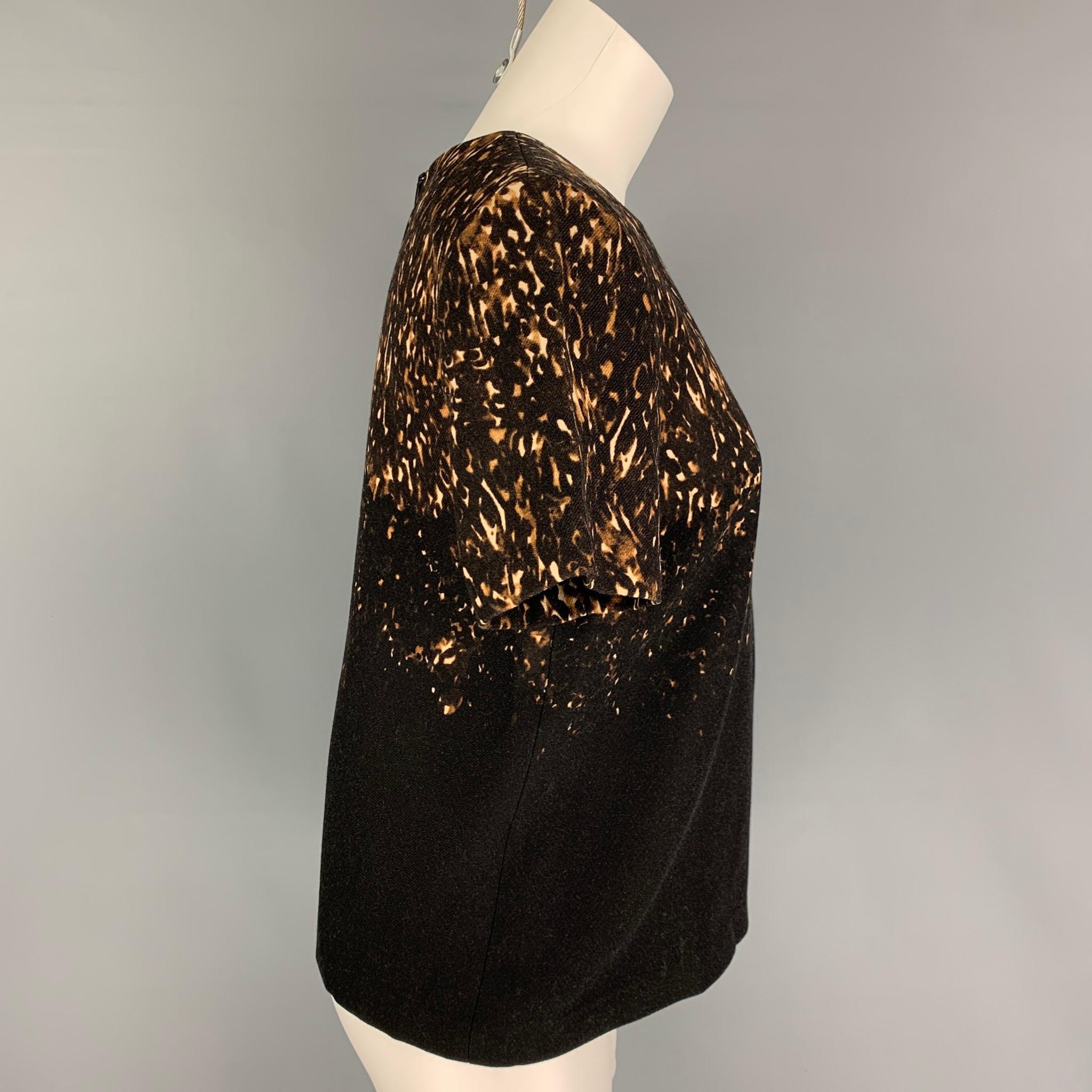 BURBERRY PRORSUM dress top comes in a black & brown print wool featuring short sleeves, crew-neck, and a back zip up closure. Made in Italy. 

Very Good Pre-Owned Condition.
Marked: 42

Measurements:

Shoulder: 15 in.
Bust: 36 in.
Sleeve: 8.5