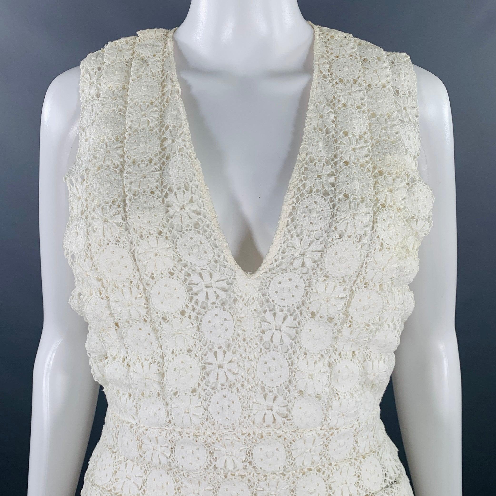 BURBERRY PRORSUM dress
in a whtie and cream lace cotton woven fabric featuring an A-line style, plunging V-neck, and back zipper closure. Comes with detachable slip. Made in Italy.Very Good Pre-Owned Condition. Minor
marks under arms. 

Marked:   IT