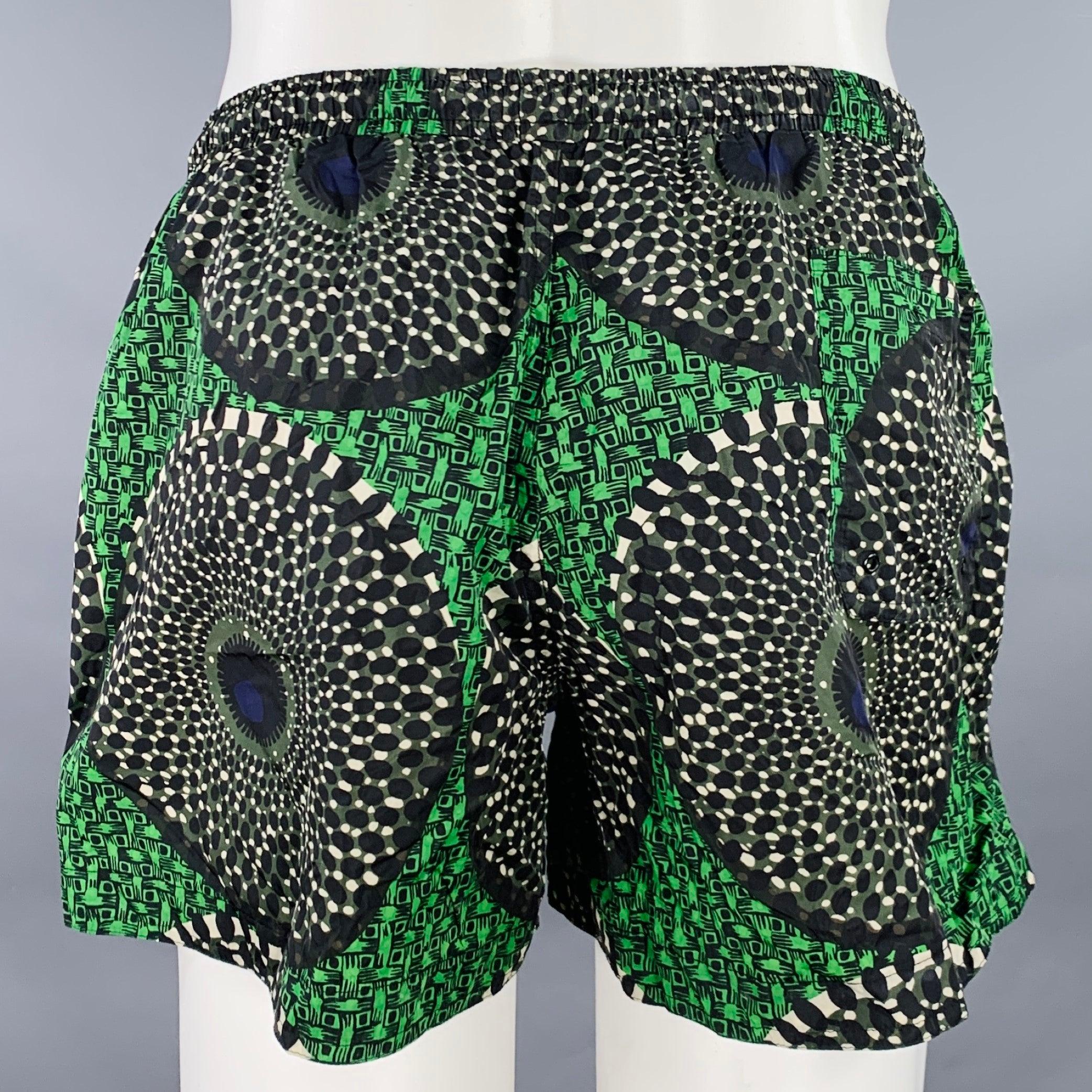 Pantaloncini da bagno Burberry Prorsum
in tessuto verde e nero (sembra poliammide) con motivo astratto, fodera in rete e chiusura con coulisse in vita. Viene fornito con la custodia abbinata.Eccellente condizione di usato.  

Contrassegnato:  
