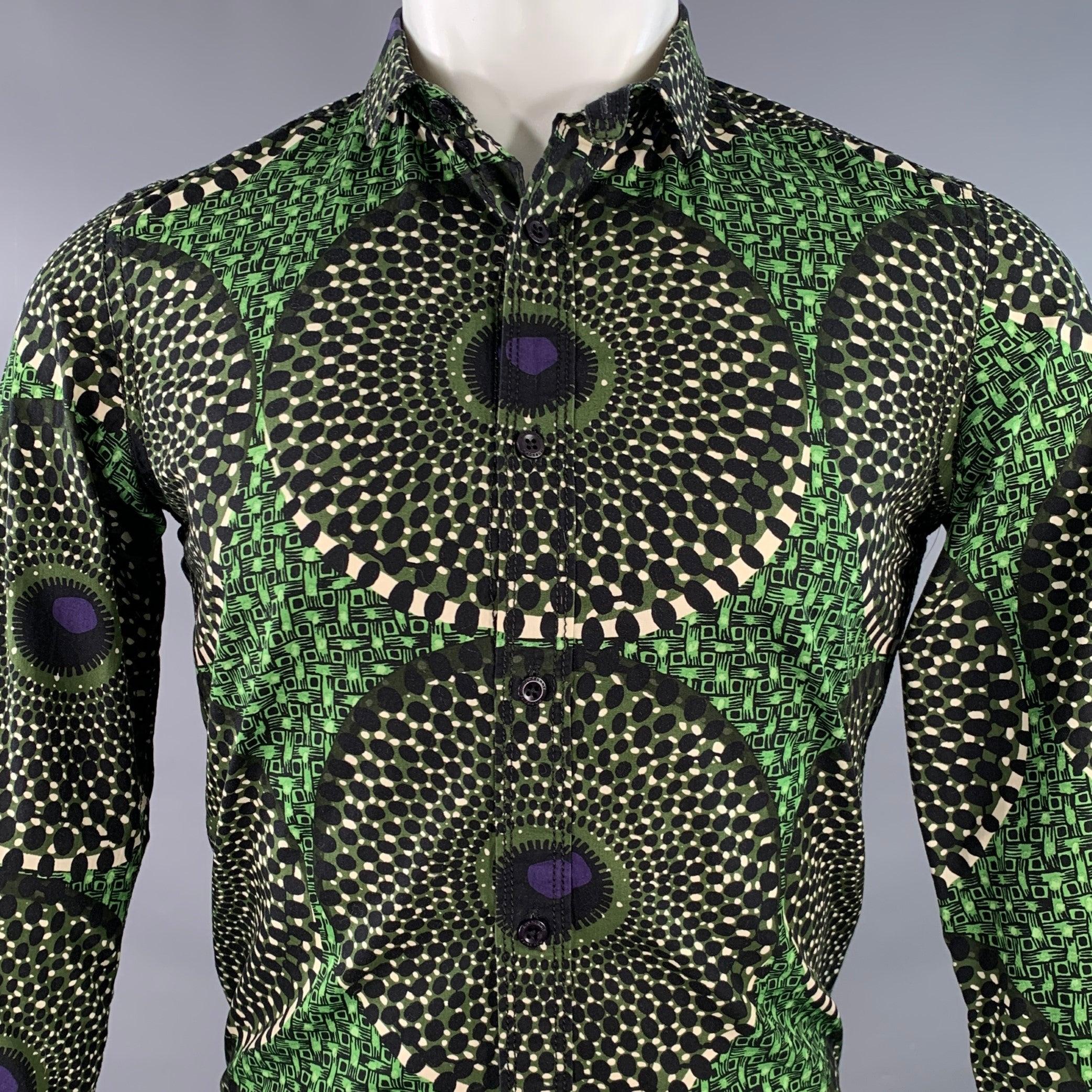 Burberry PRORSUM chemise à manches longues
en coton tissé vert et noir, avec un motif graphique géométrique abstrait et une fermeture à bouton. Fabriqué en Italie. Excellent état.  

Marqué :   15/38 

Mesures : 
 
Épaule : 15 pouces Poitrine : 38