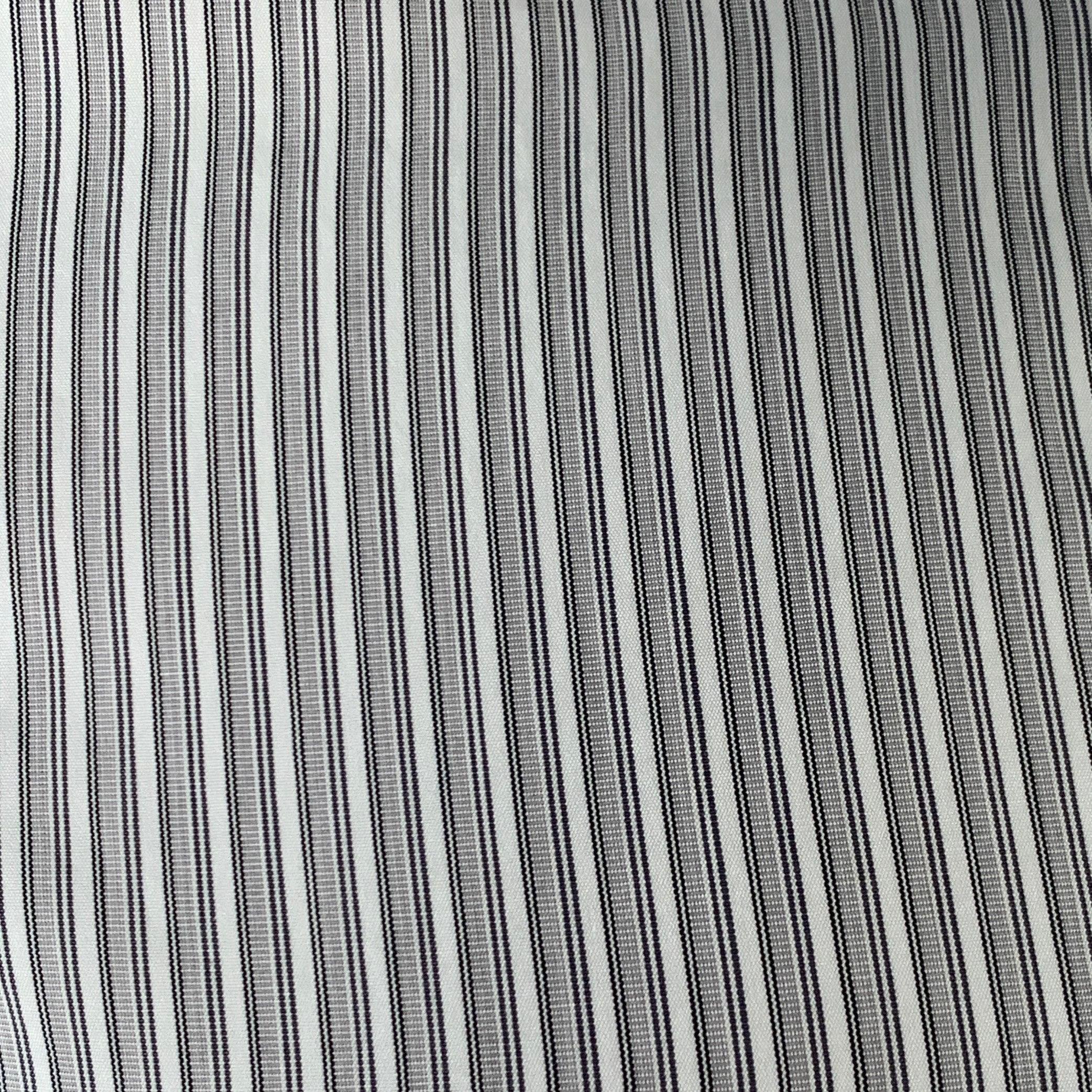 Burberry PRORSUM chemise à manches longues
en coton tissé blanc et gris, avec un motif à rayures, un col boutonné, une poche boutonnée et une fermeture à boutons. Fabriqué en Italie. Bon état d'usage. Marques modérées sur le dos, quelque peu cachées