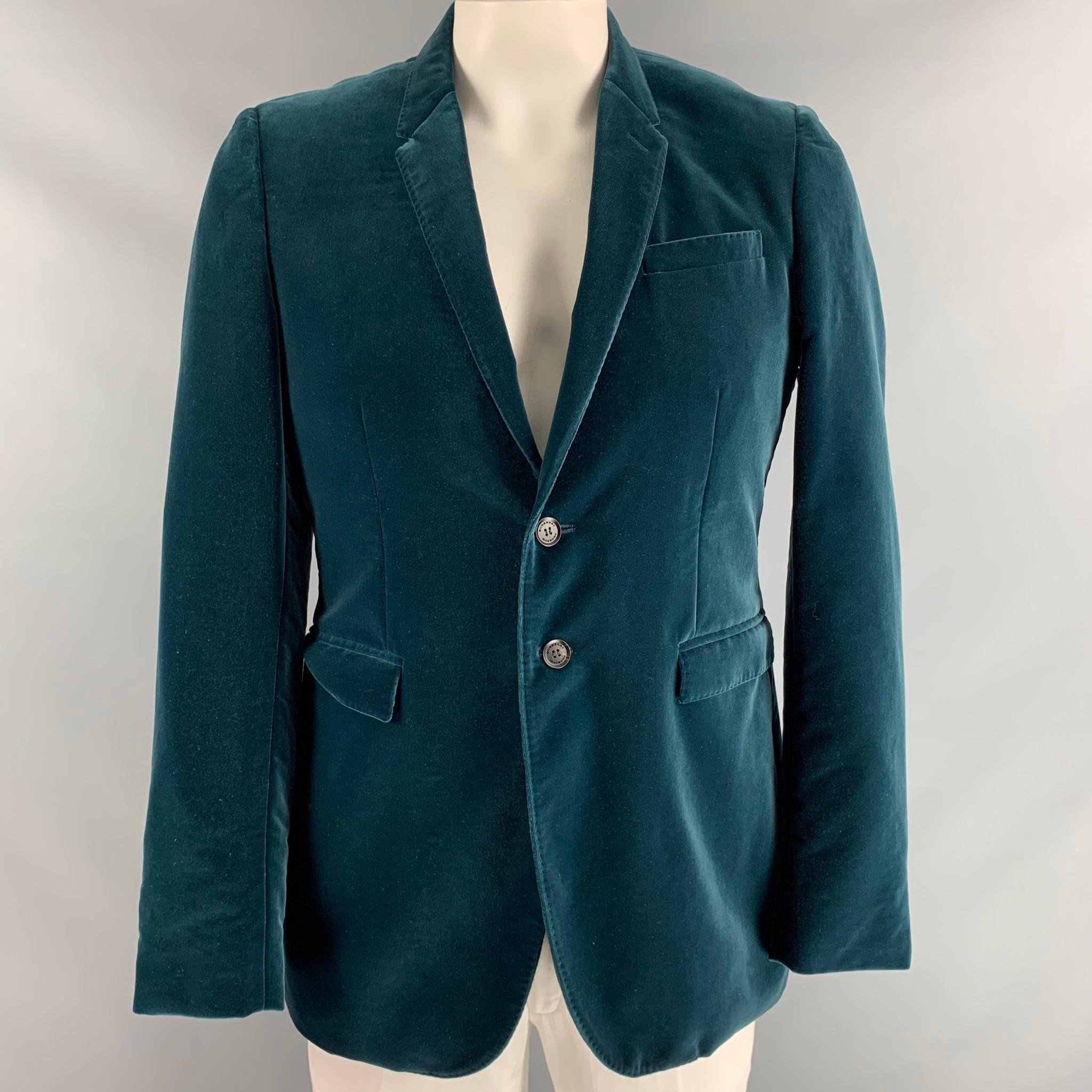 BURBERRY PRORSUM sport coat, fully lined comes in blue velvet featuring two button closure, flap pockets and notch lapel. Made in Italy.

Excellent Pre-Owned Condition.
Marked: 52

Measurements:

Shoulder: 17 in
Chest: 42 in
Sleeve: 27 in
Length: 