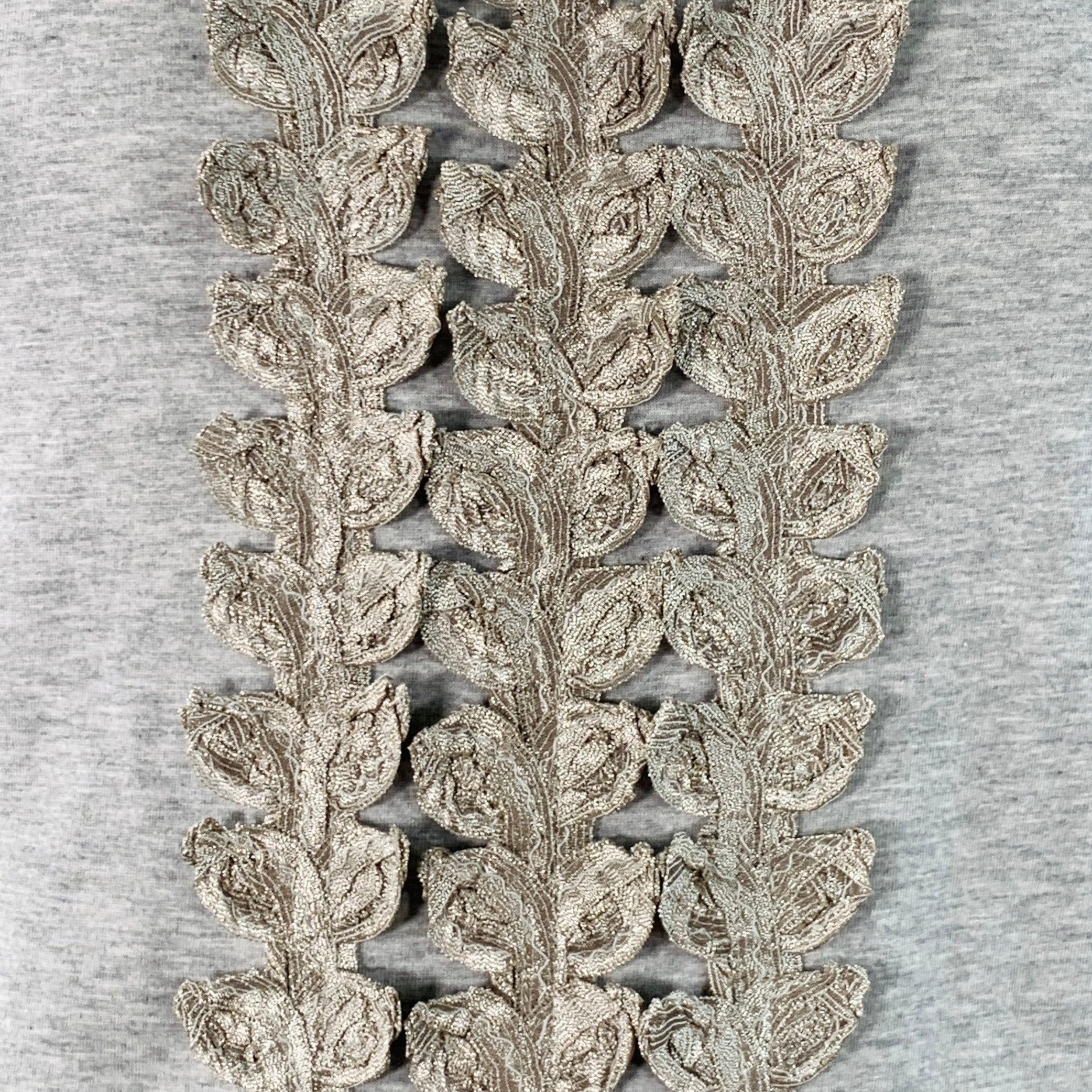 T-shirt Burberry PRORSUM
en jersey de coton gris, avec des feuilles métalliques argentées sur le devant, des manches courtes et un col ras du cou. Fabriqué en Italie. Excellent état. 

Marqué :   XL 

Mesures : 
 
Épaule : 18 pouces Poitrine : 40 -