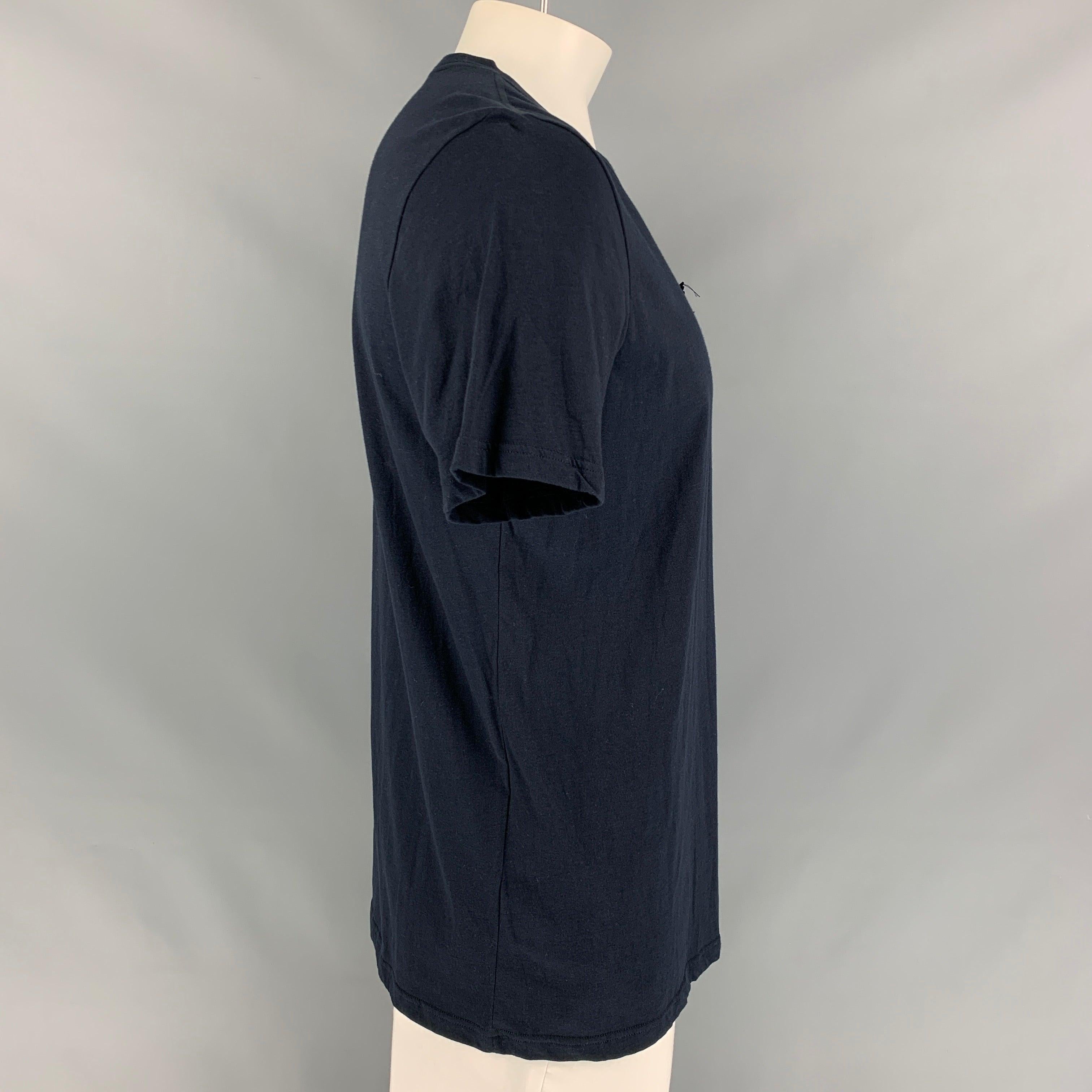 BURBERRY PRORSUM t-shirt comes in a navy cotton featuring a medal bow pin detail and a crew-neck.
Very Good
Pre-Owned Condition.  

Marked:   XL 

Measurements: 
 
Shoulder: 19 inches  Chest: 44 inches  Sleeve: 9.5 inches  Length: 29 inches 
  
  
