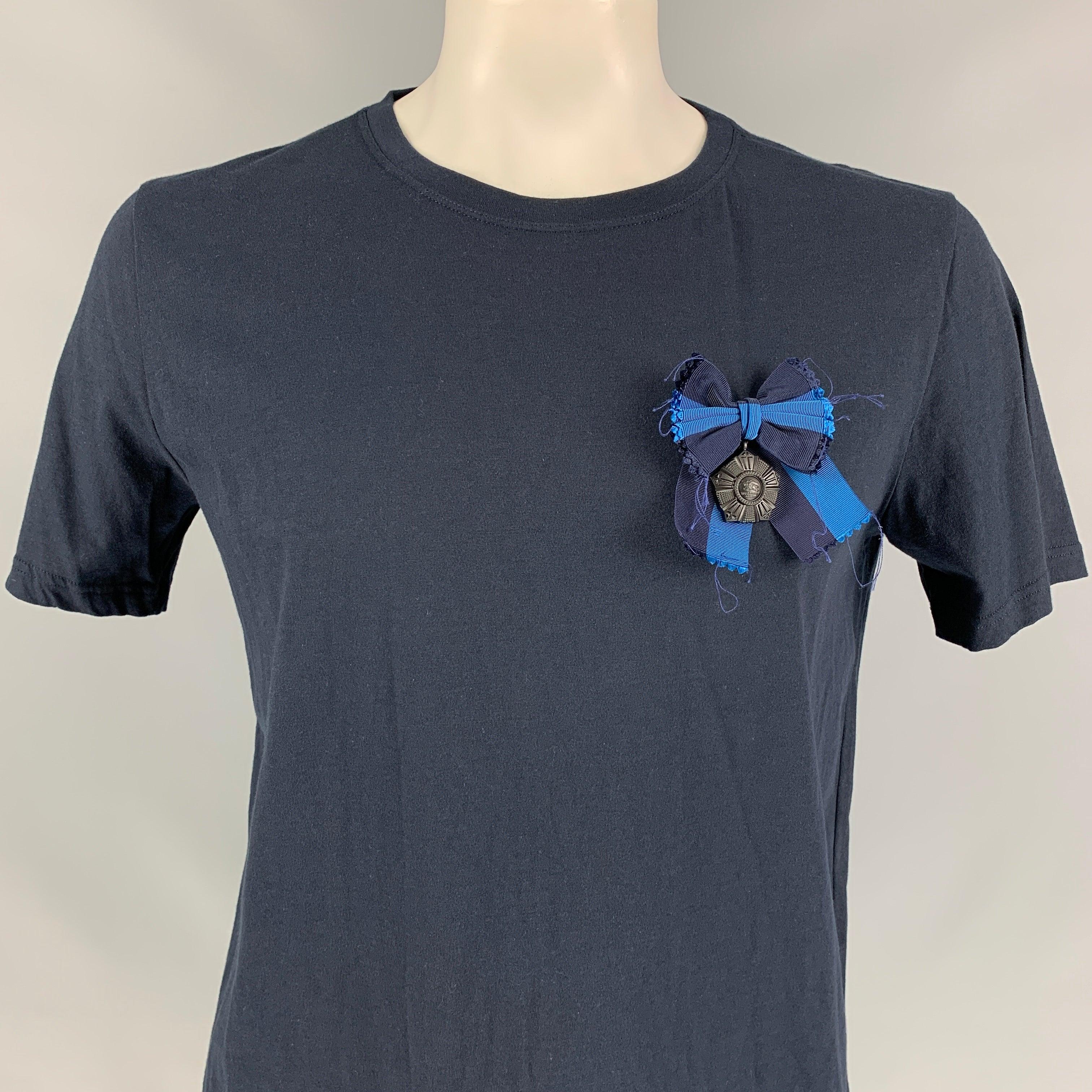 Burberry Prorsum T-shirt taille XL en coton marine avec médaille et nœud papillon Pour hommes en vente