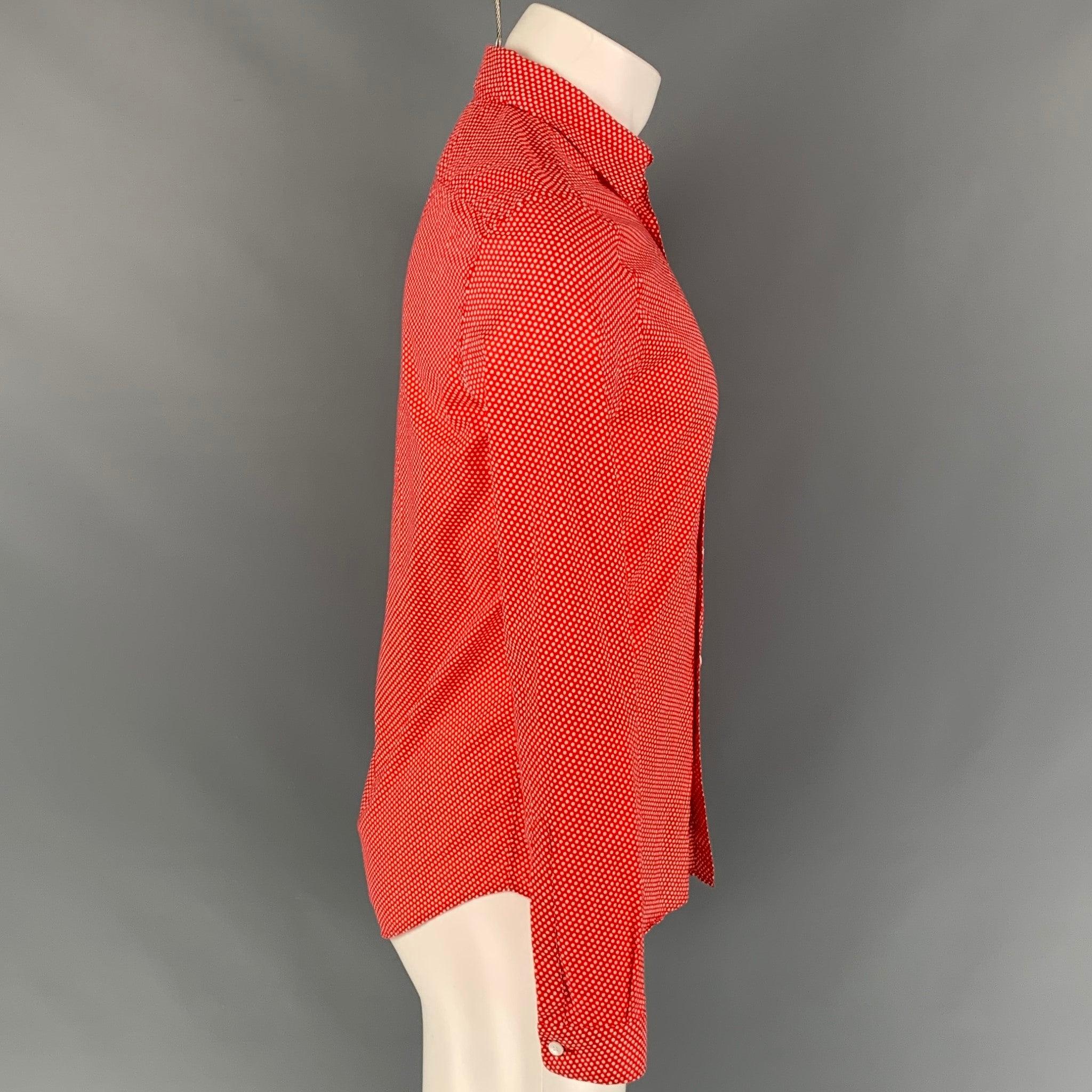 La chemise à manches longues PRORSUM de Burberry se compose d'un coton imprimé de points rouges et blancs, d'un col étalé et d'une fermeture boutonnée. Fabriquées en Italie.
Très bien
Etat d'occasion. 

Marqué :   14.5/37 

Mesures : 
 
Epaule : 17