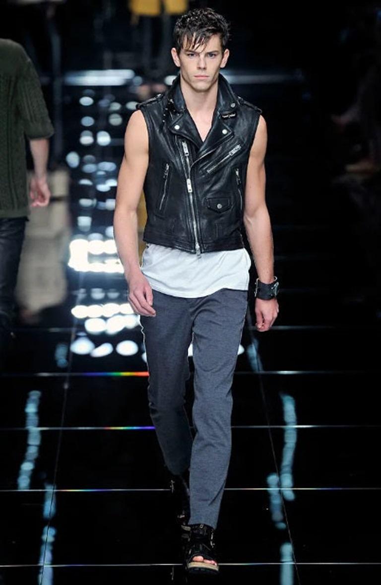 BURBERRY PRORSUM Spring 2011 Size 38 Black Distressed Leather Biker Vest For Sale 6