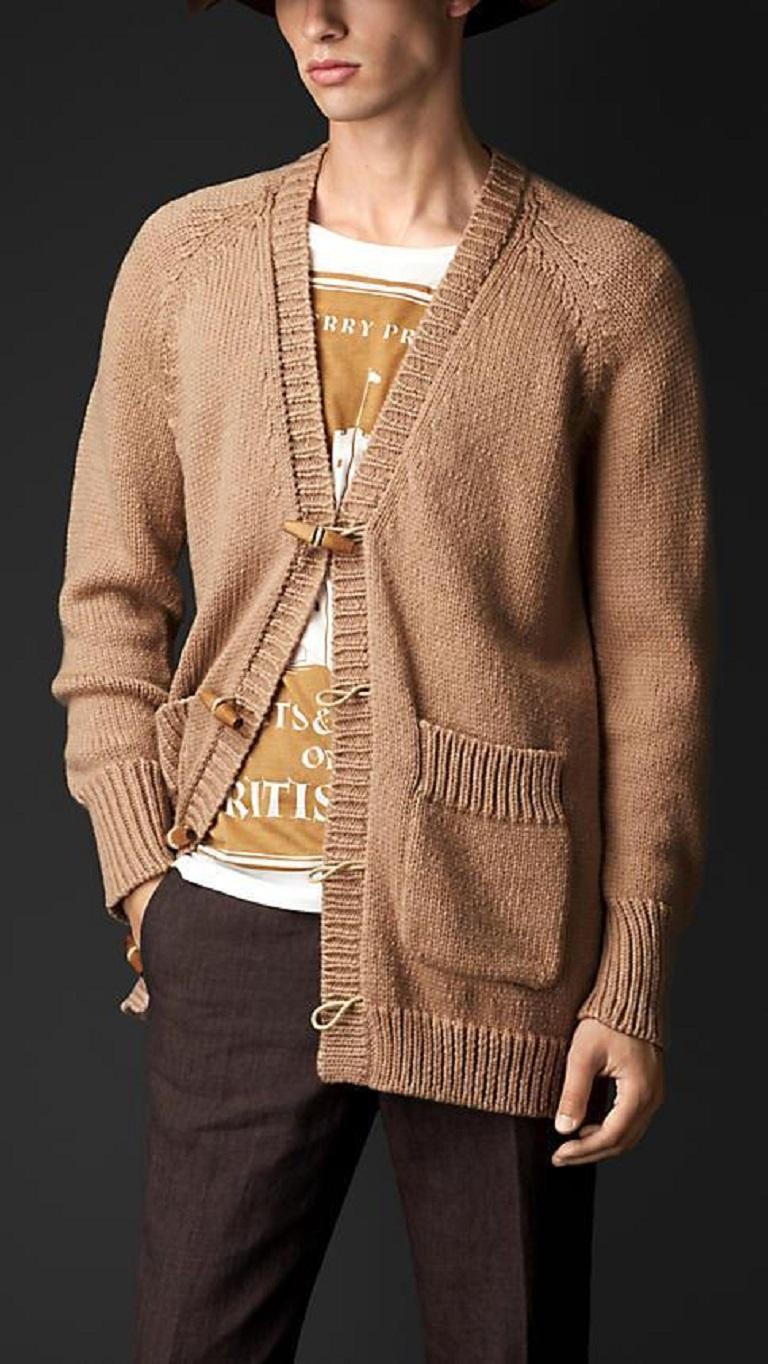 BURBERRY PRORSUM Spring 2015 cardigan sweater come in a tan knitted cashmere blend featuring a oversized fit, front pockets, and a toggle duffle closure. Made in Italy. Excellent Pre-Owned Condition.  

Marked:   M 

Measurements: 
 
Shoulder: 17.5