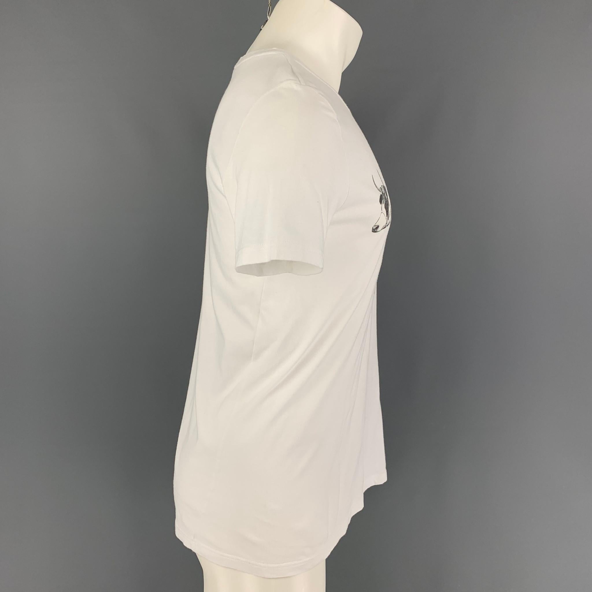 BURBERRY PRORSUM SS 11 comes in a white cotton featuring a 'Prize Cow' graphic and a crew-neck. Made in Italy. 

Very Good Pre-Owned Condition.
Marked: M

Measurements:

Shoulder: 18 in.
Chest: 38 in.
Sleeve: 8 in.
Length: 26 in. 